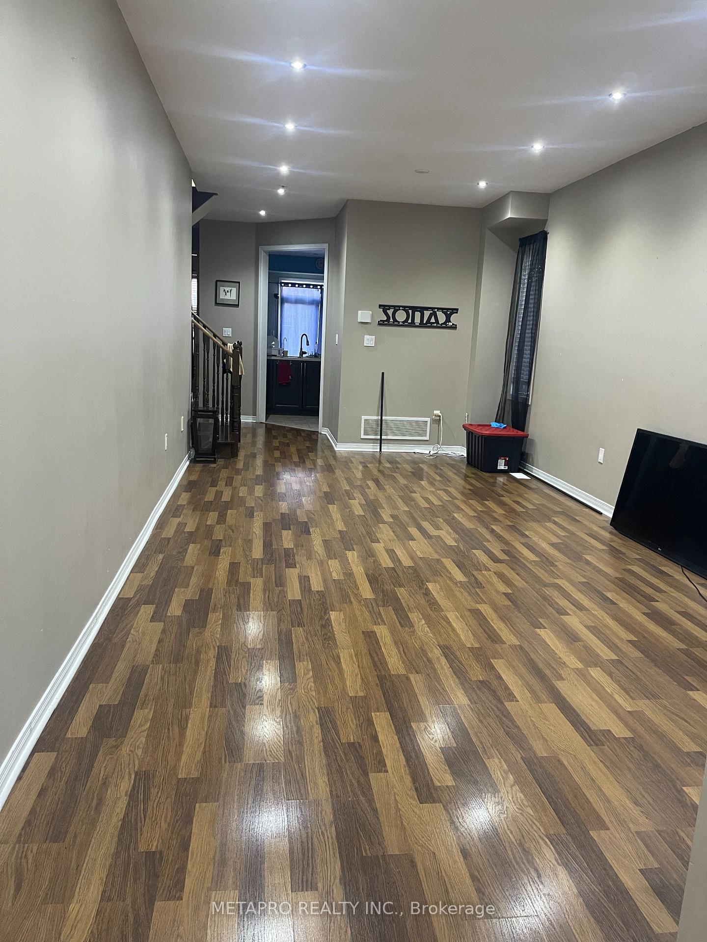 Photo 2 of 54 Snowshoe Lane E, Brampton, Sandringham-Wellington — HOMEH