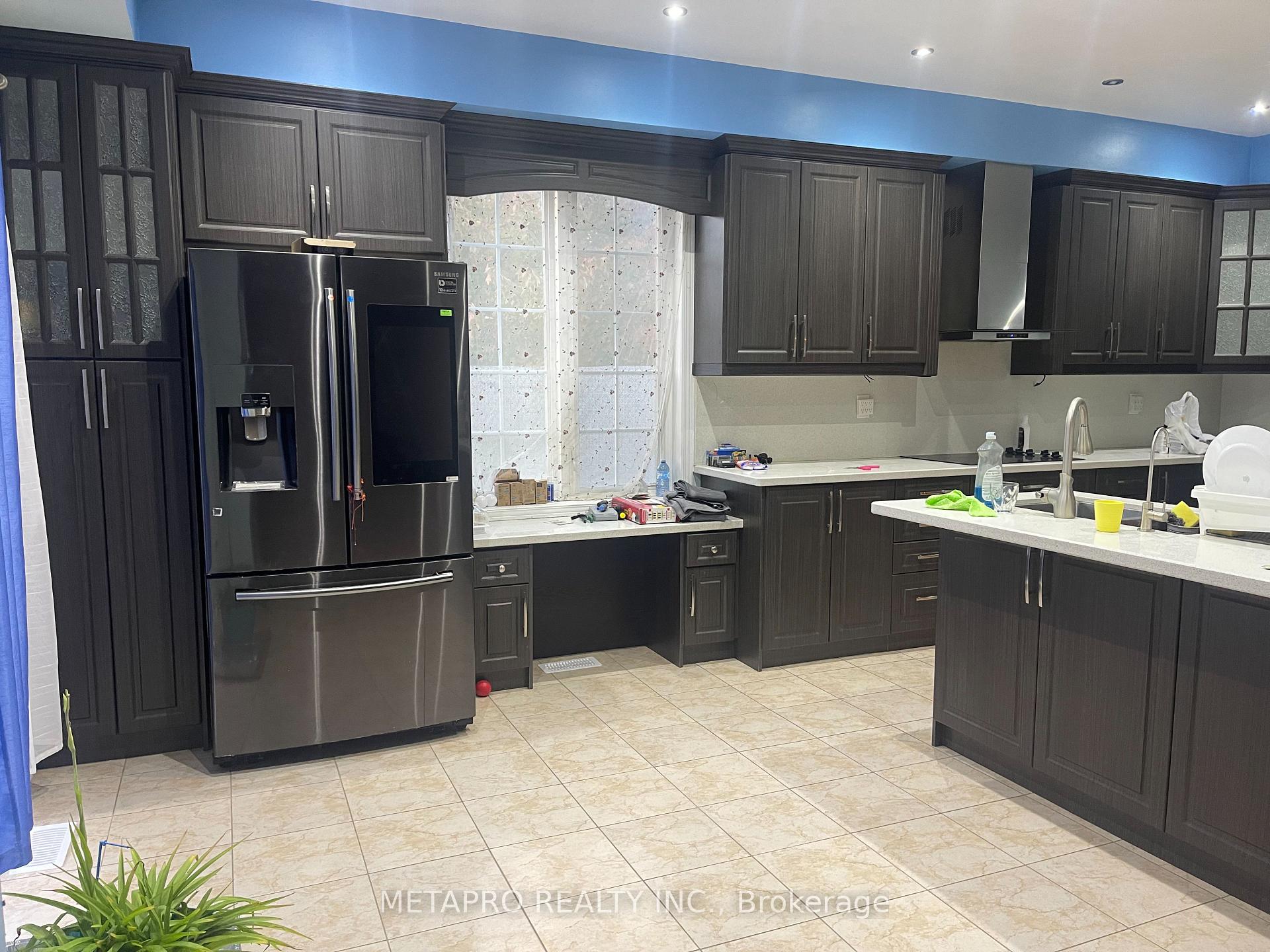 Photo 3 of 54 Snowshoe Lane E, Brampton, Sandringham-Wellington — HOMEH