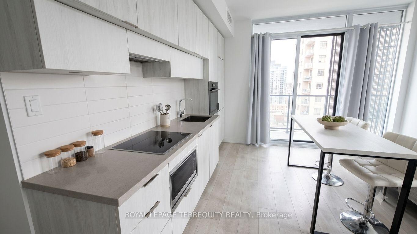 Photo 2 of Unit 505, 8 Eglinton Avenue E, Toronto, Mount Pleasant West — HOMEH
