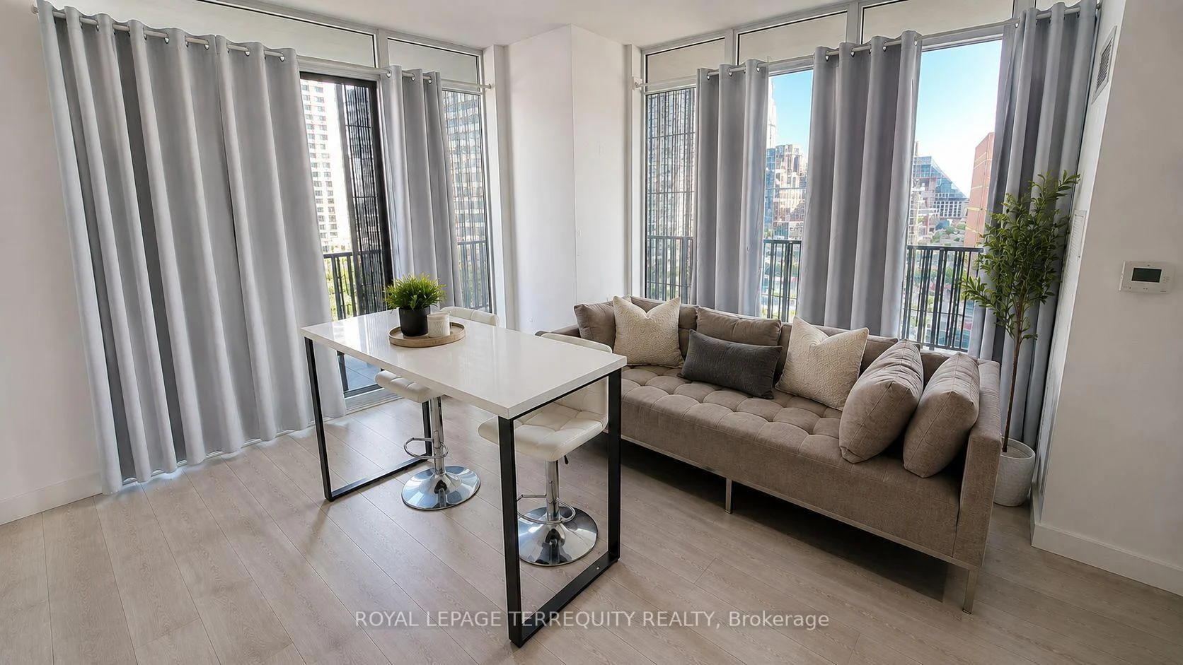 Photo 9 of Unit 505, 8 Eglinton Avenue E, Toronto, Mount Pleasant West — HOMEH