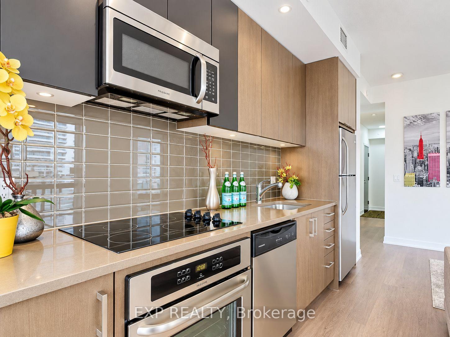 Photo 3 of Unit 1002, 89 Dunfield Avenue, Toronto, Mount Pleasant West — HOMEH