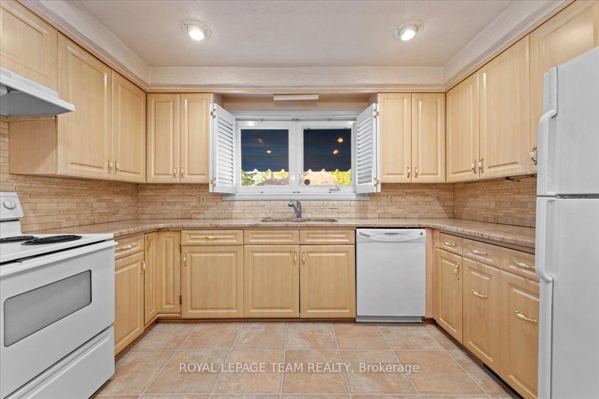 Photo 15 of 2000 Norway Crescent, Ottawa, Playfair Park — HOMEH