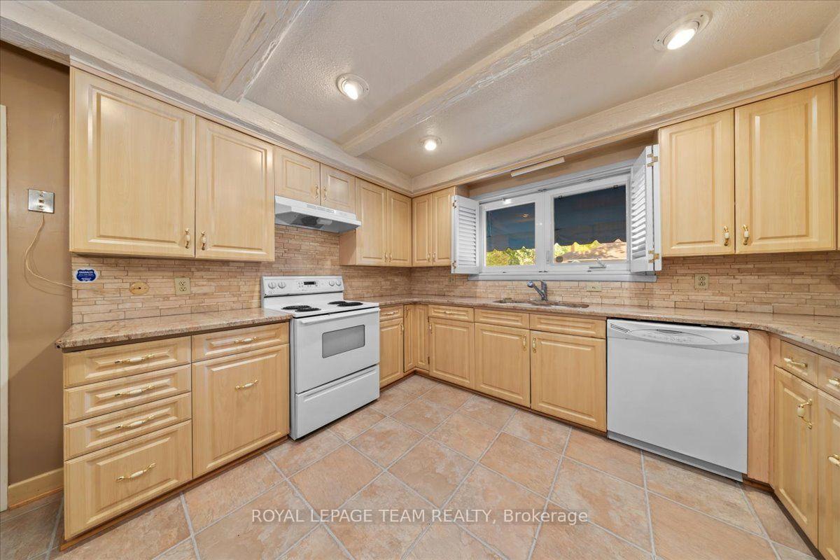 Photo 19 of 2000 Norway Crescent, Ottawa, Playfair Park — HOMEH