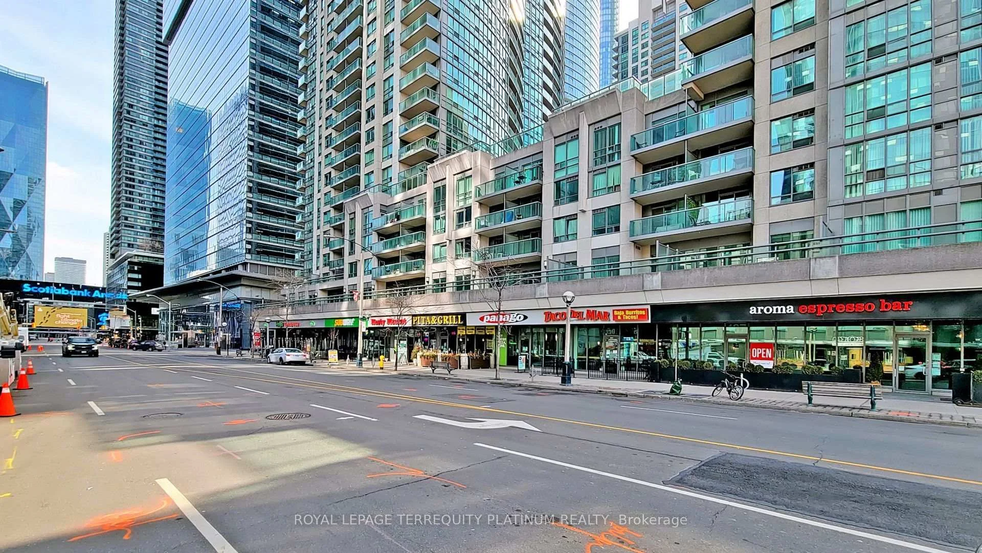 Photo 4 of Unit 1907, 30 Grand Trunk Crescent, Toronto, Waterfront Communities — HOMEH