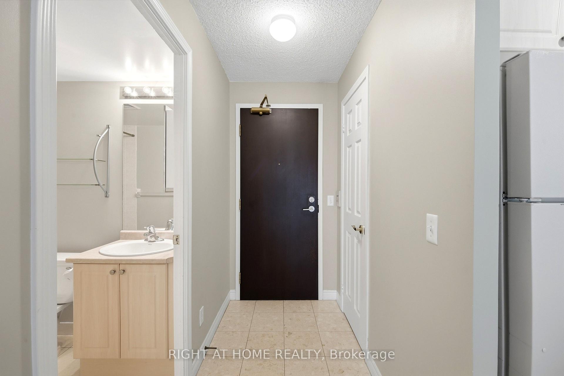 Photo 2 of 51 Lower Simcoe Street, Toronto, Waterfront Communities — HOMEH