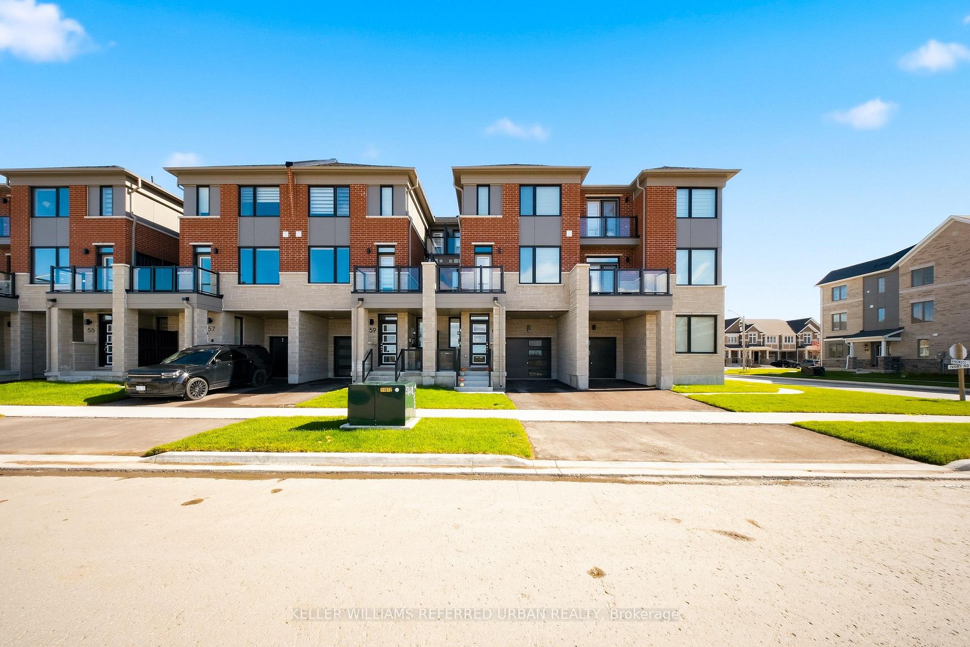 Photo 2 of 61 Vinewood Crescent, Barrie, Rural Barrie Southeast — HOMEH