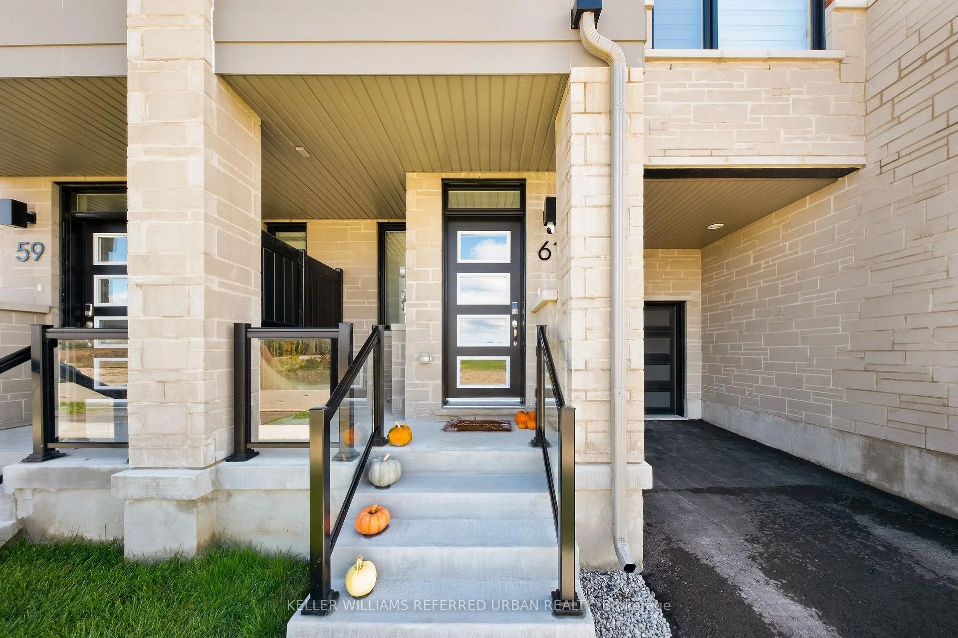 Photo 4 of 61 Vinewood Crescent, Barrie, Rural Barrie Southeast — HOMEH