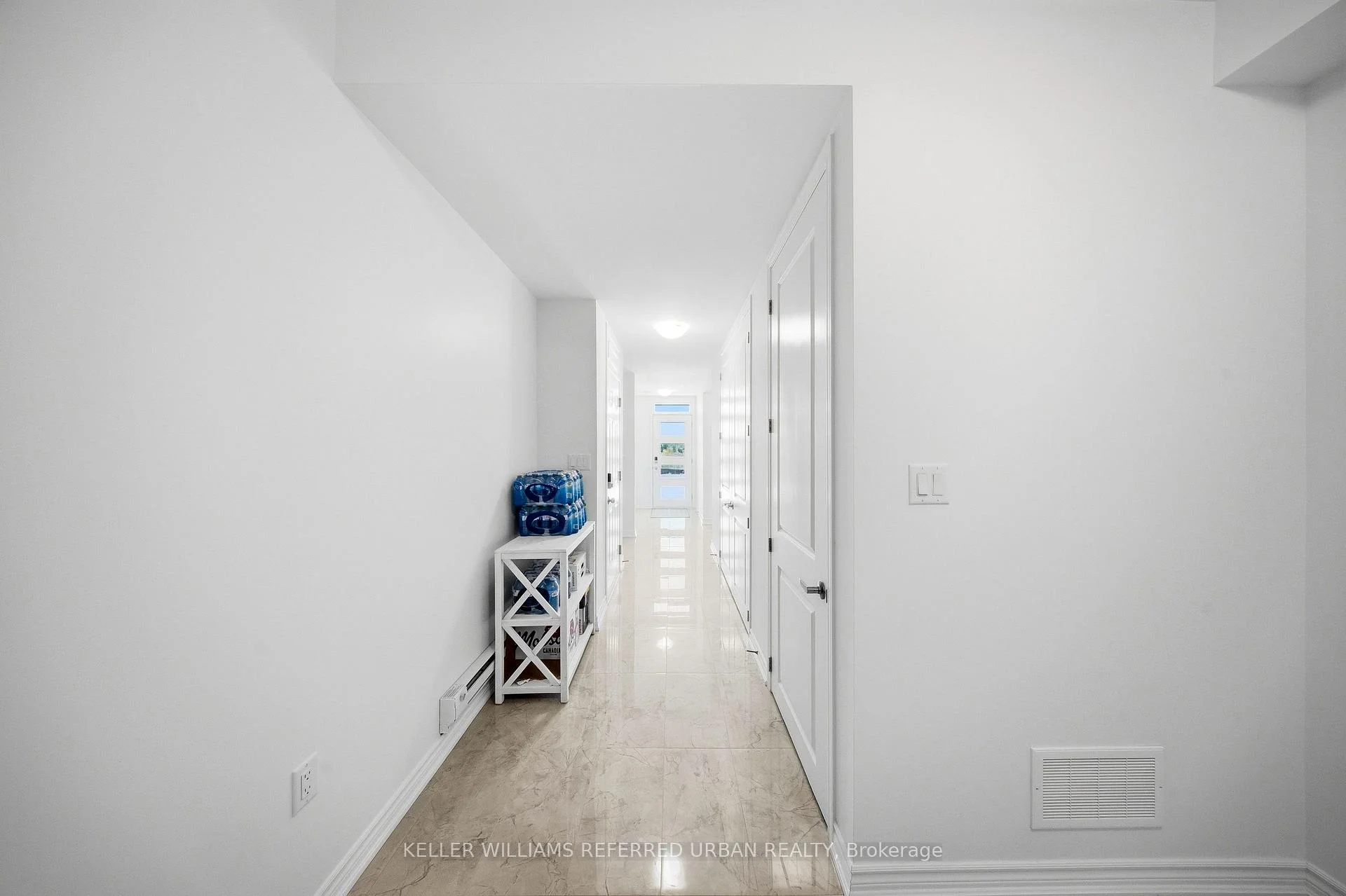 Photo 9 of 61 Vinewood Crescent, Barrie, Rural Barrie Southeast — HOMEH