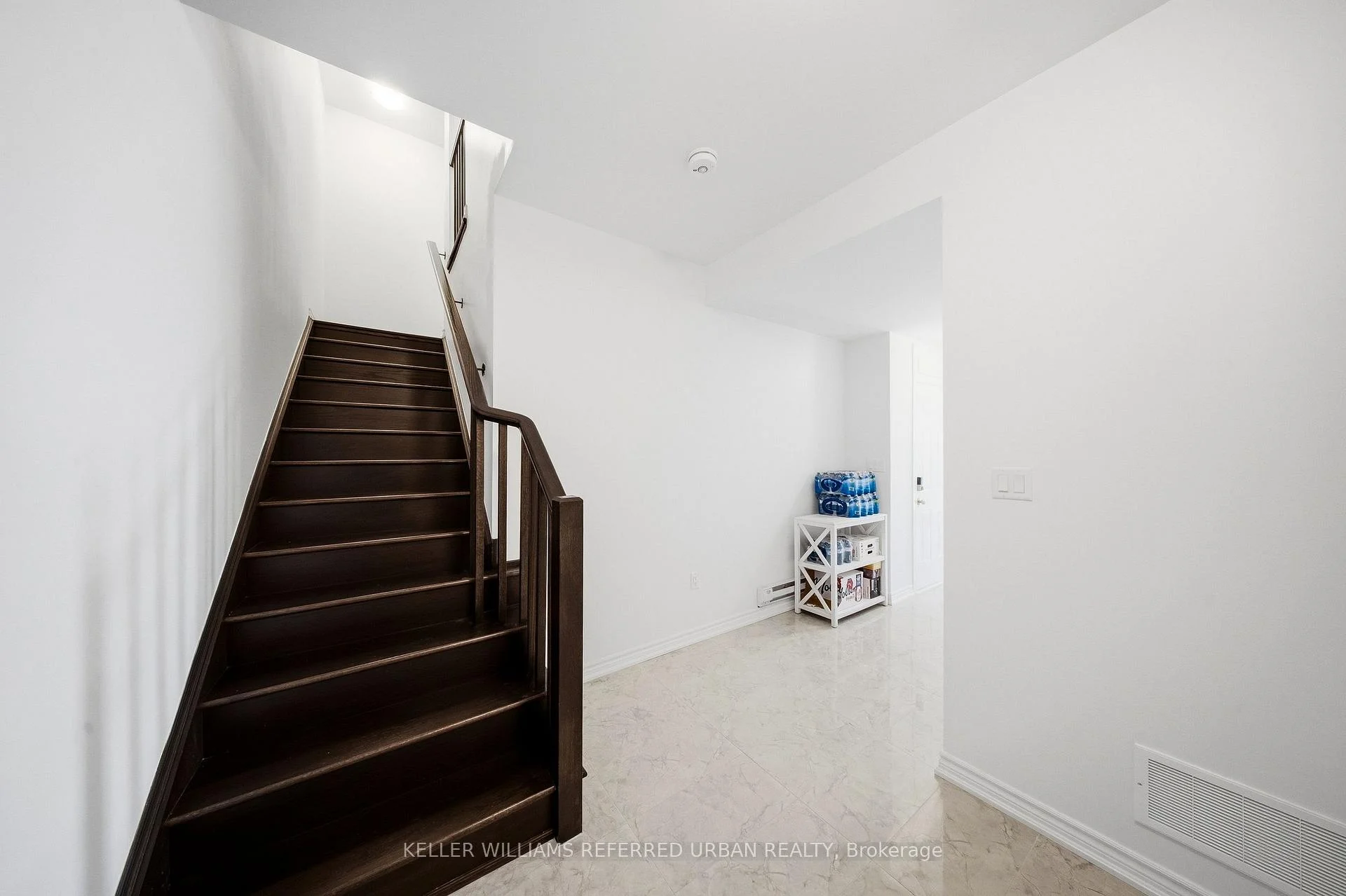 Photo 10 of 61 Vinewood Crescent, Barrie, Rural Barrie Southeast — HOMEH