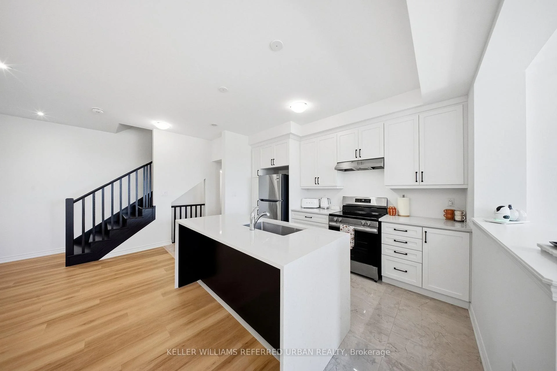 Photo 11 of 61 Vinewood Crescent, Barrie, Rural Barrie Southeast — HOMEH