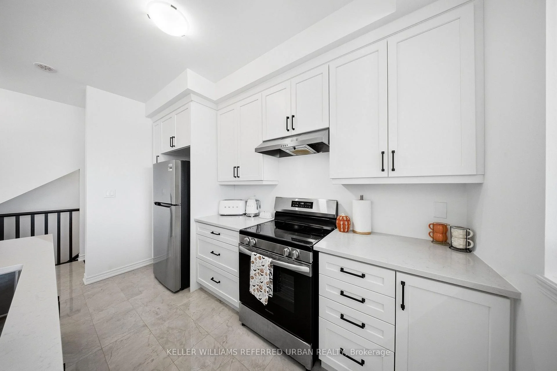 Photo 12 of 61 Vinewood Crescent, Barrie, Rural Barrie Southeast — HOMEH