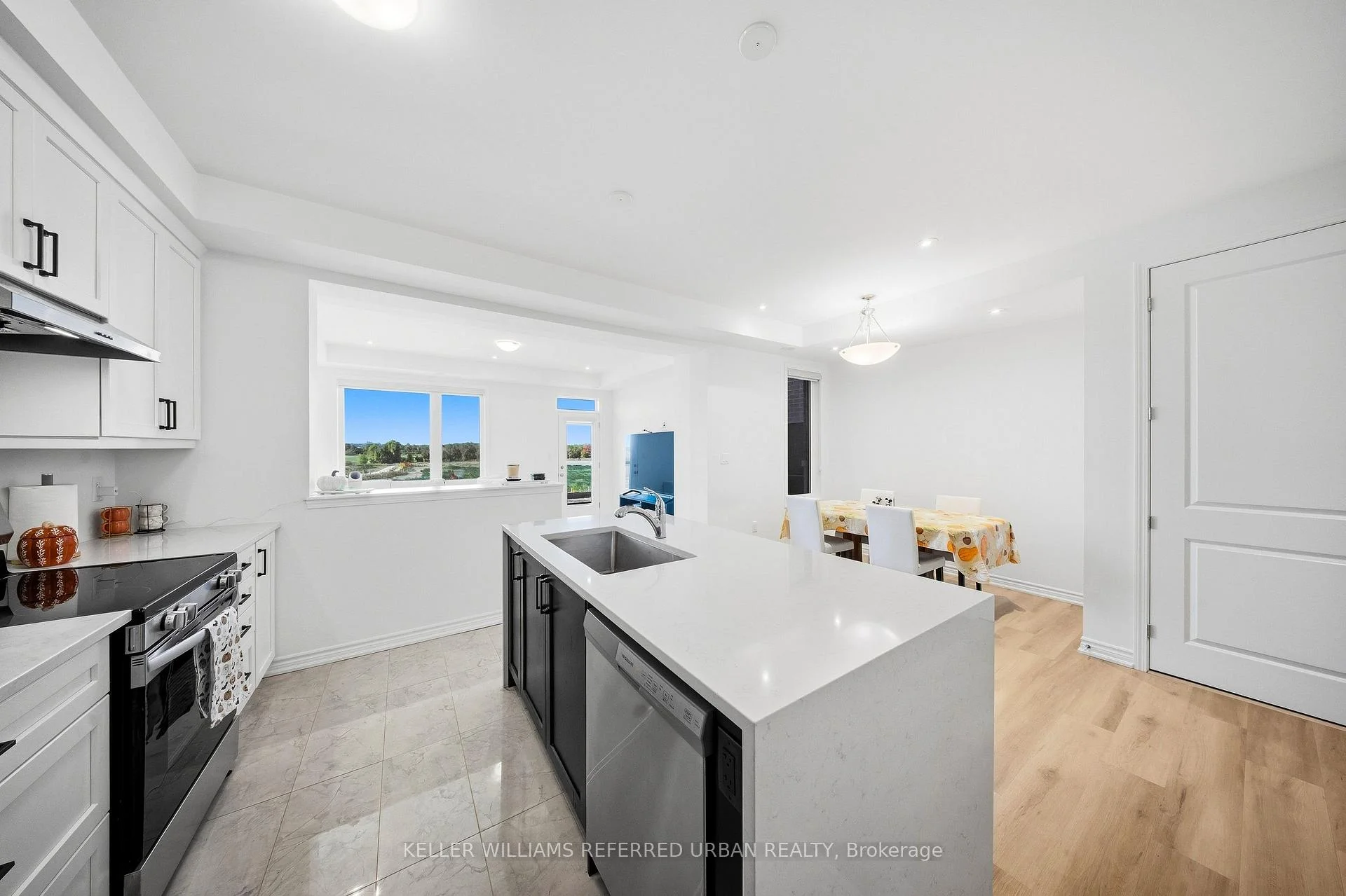 Photo 13 of 61 Vinewood Crescent, Barrie, Rural Barrie Southeast — HOMEH