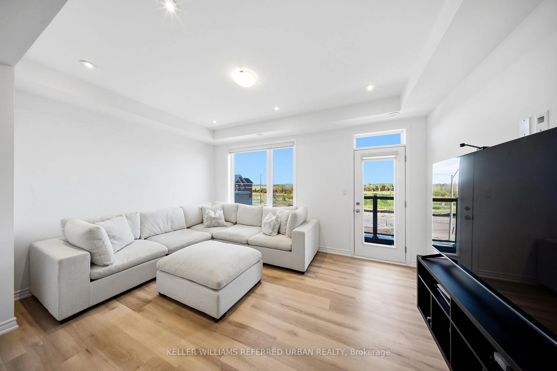 Photo 17 of 61 Vinewood Crescent, Barrie, Rural Barrie Southeast — HOMEH