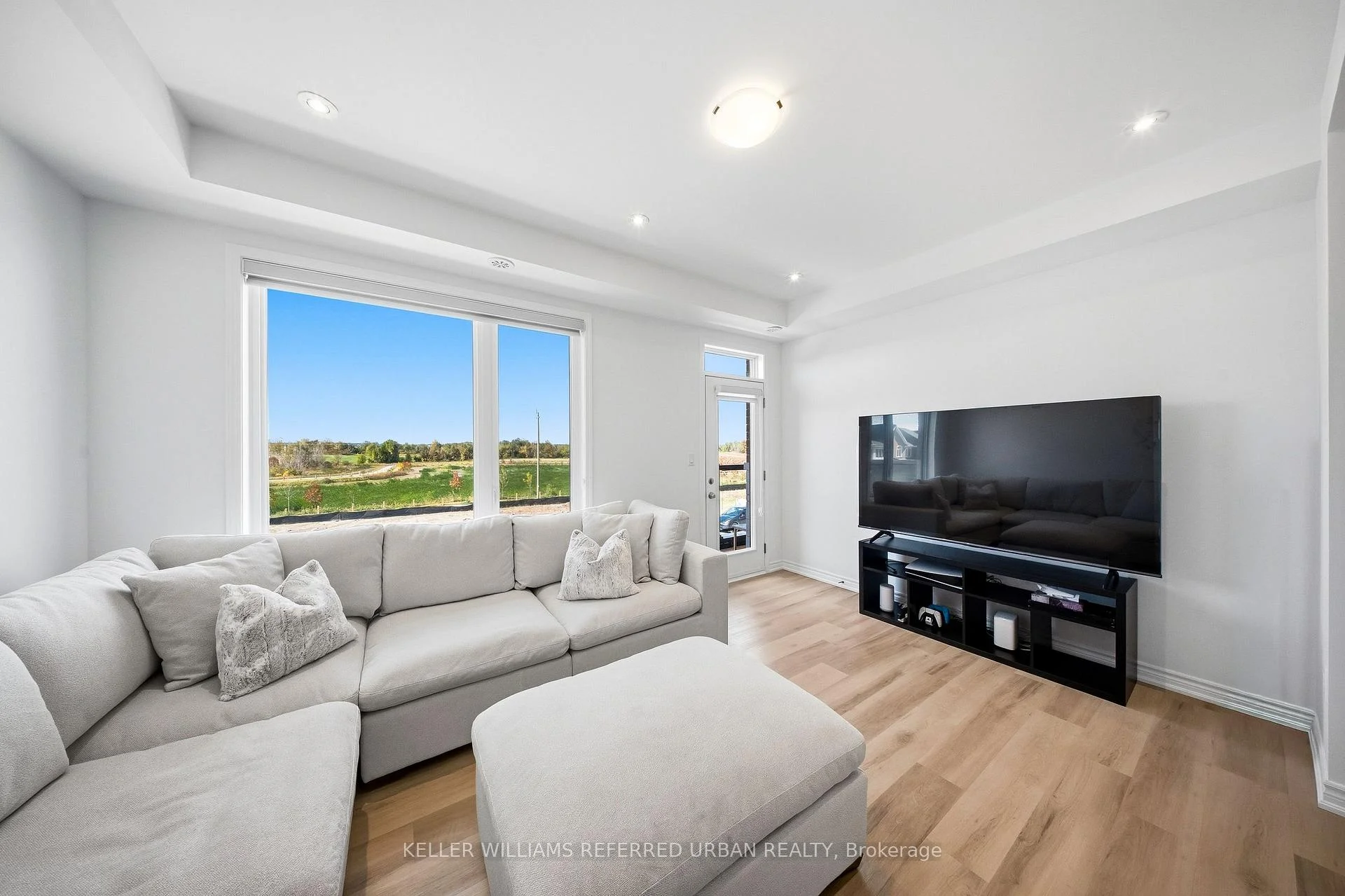 Photo 18 of 61 Vinewood Crescent, Barrie, Rural Barrie Southeast — HOMEH