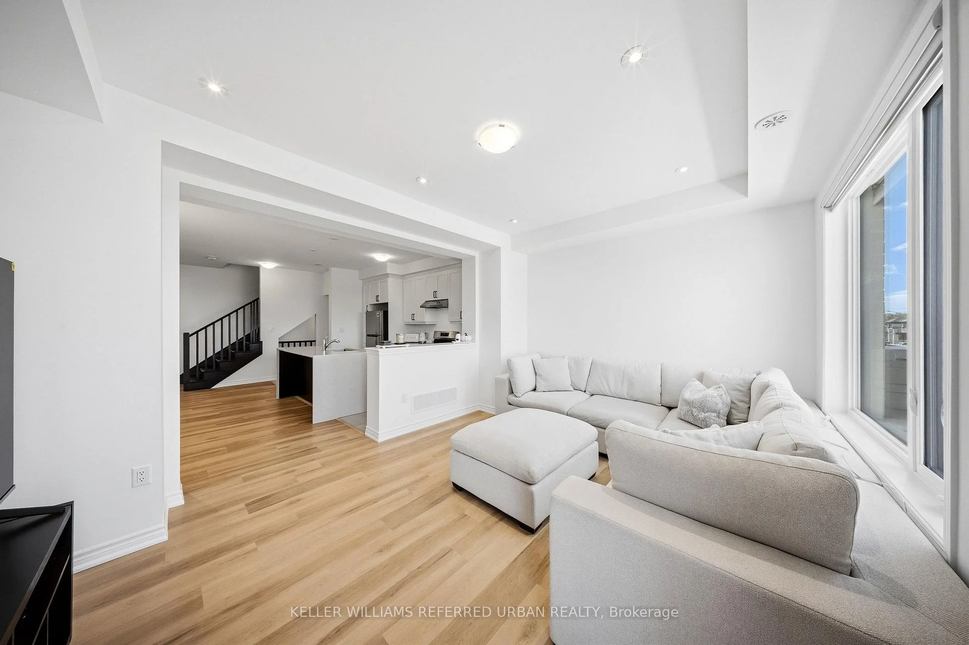 Photo 19 of 61 Vinewood Crescent, Barrie, Rural Barrie Southeast — HOMEH
