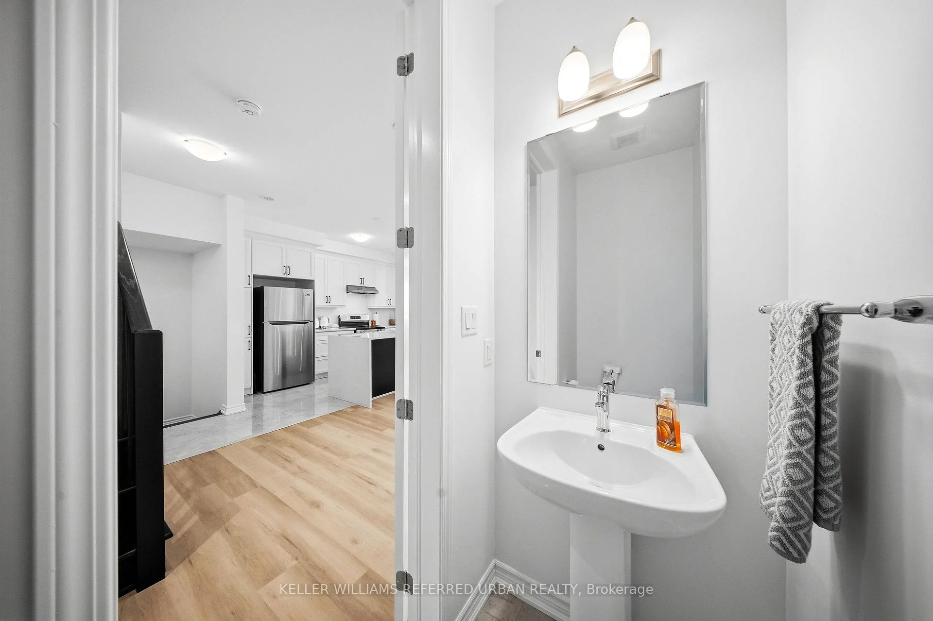 Photo 21 of 61 Vinewood Crescent, Barrie, Rural Barrie Southeast — HOMEH