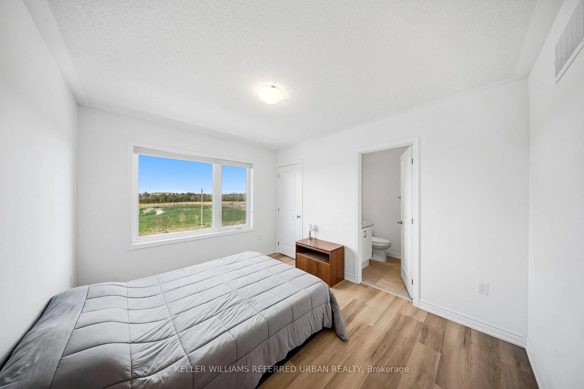 Photo 24 of 61 Vinewood Crescent, Barrie, Rural Barrie Southeast — HOMEH