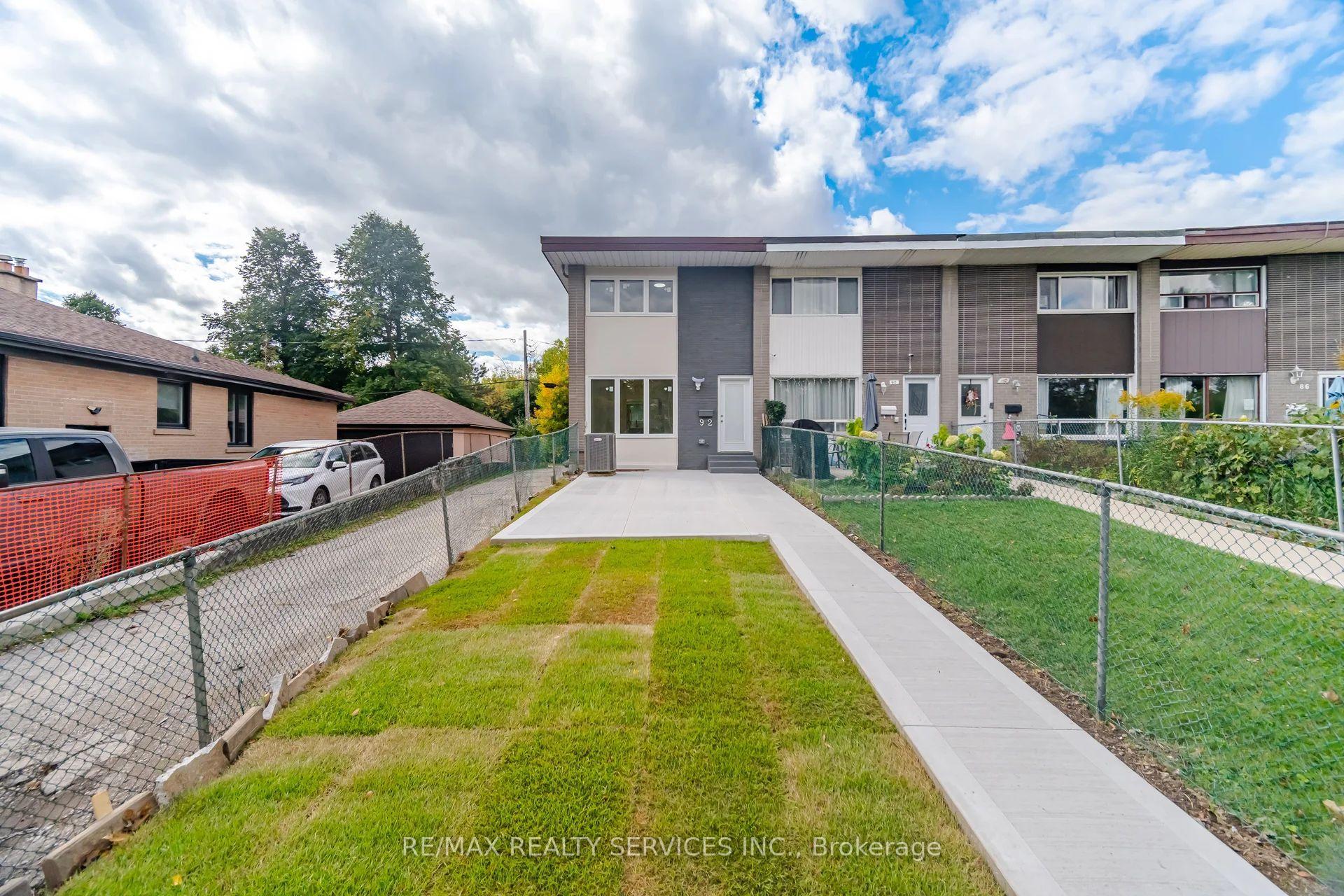 Photo 2 of 92 Corby Crescent, Brampton, Brampton South — HOMEH