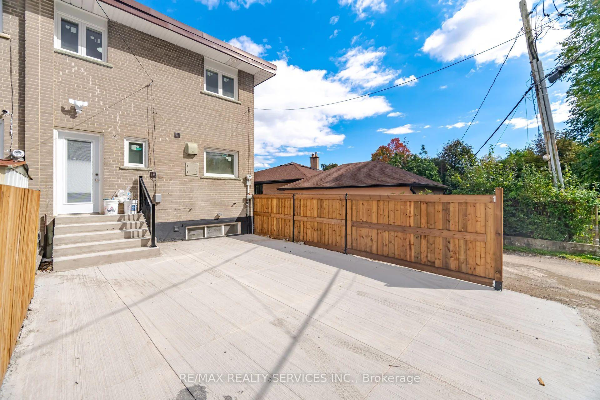Photo 3 of 92 Corby Crescent, Brampton, Brampton South — HOMEH