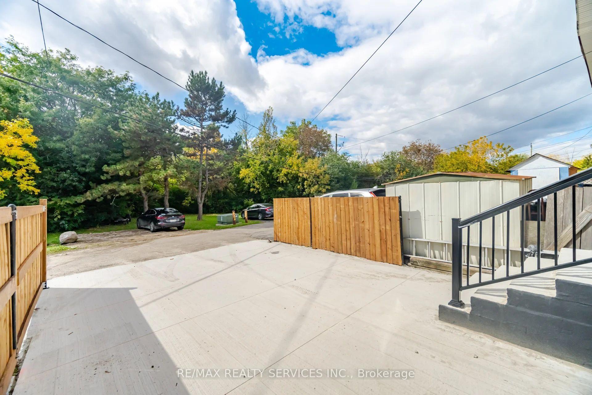 Photo 4 of 92 Corby Crescent, Brampton, Brampton South — HOMEH