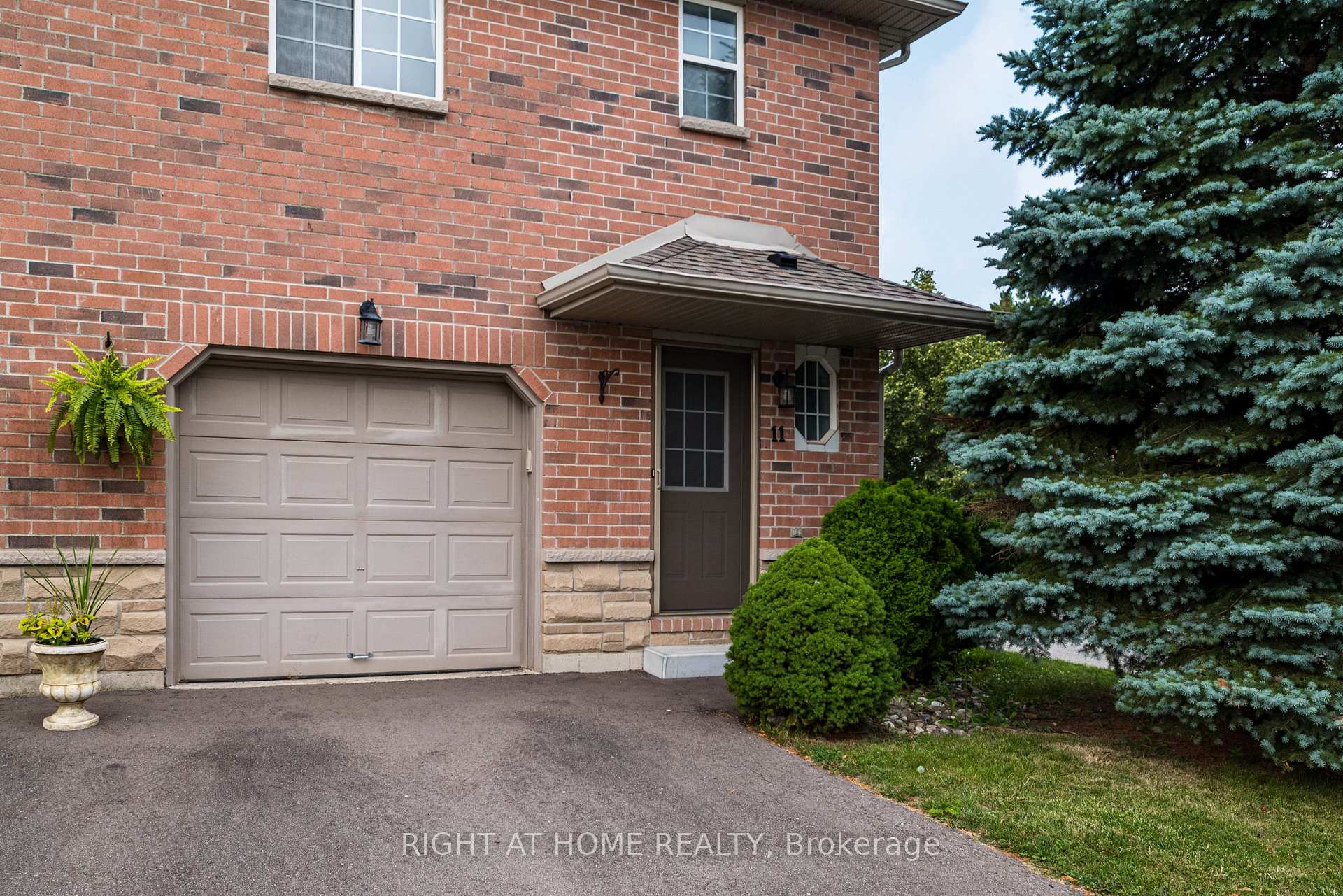 Photo 1 of Unit 11, 39 Pinewoods Drive, Hamilton, Stoney Creek Mountain — HOMEH