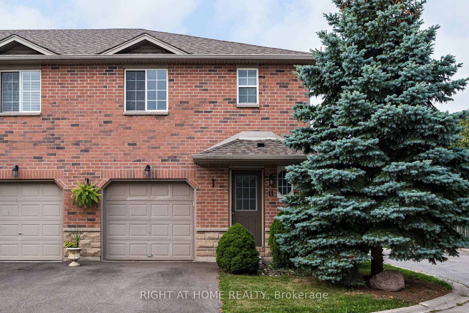 Photo 2 of Unit 11, 39 Pinewoods Drive, Hamilton, Stoney Creek Mountain — HOMEH