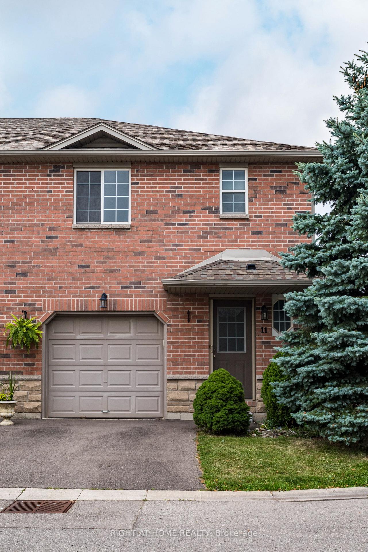 Photo 3 of Unit 11, 39 Pinewoods Drive, Hamilton, Stoney Creek Mountain — HOMEH