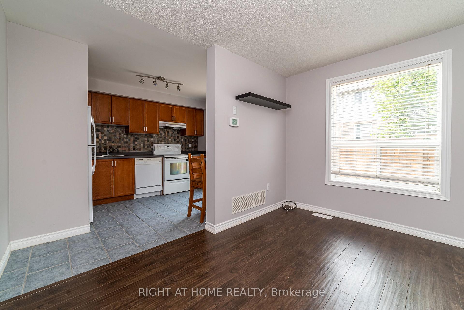 Photo 14 of Unit 11, 39 Pinewoods Drive, Hamilton, Stoney Creek Mountain — HOMEH