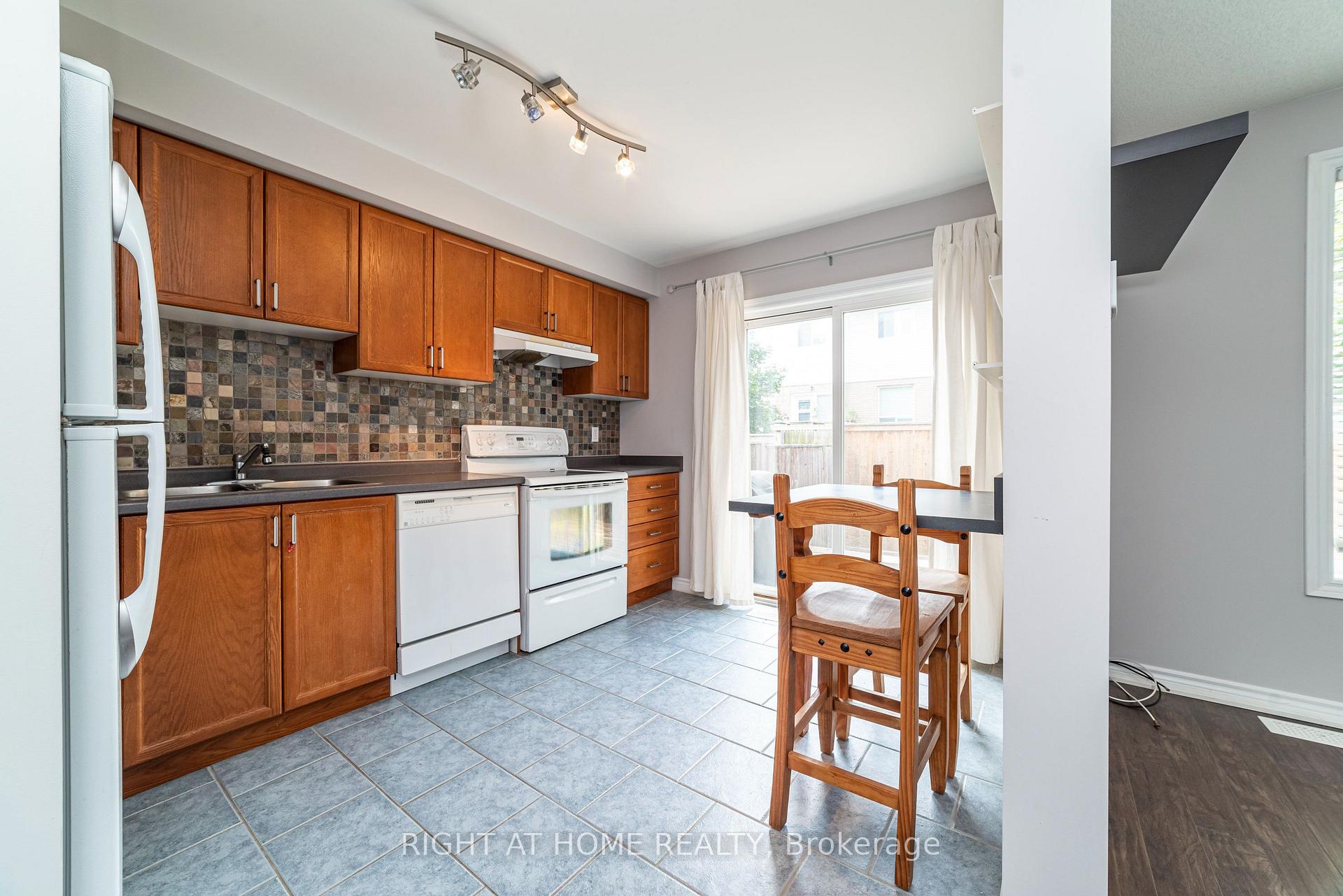 Photo 16 of Unit 11, 39 Pinewoods Drive, Hamilton, Stoney Creek Mountain — HOMEH