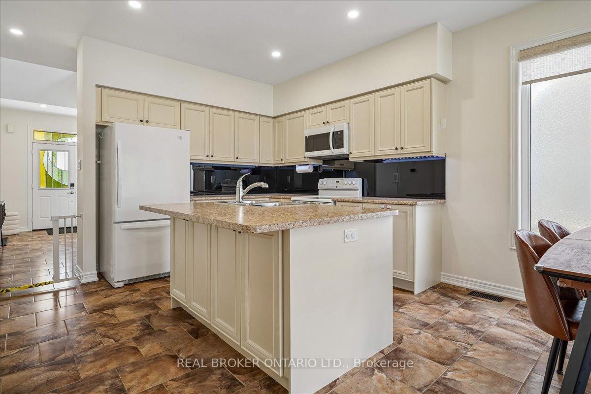 Photo 6 of 90 Erskine Drive, Clarington, Newcastle — HOMEH