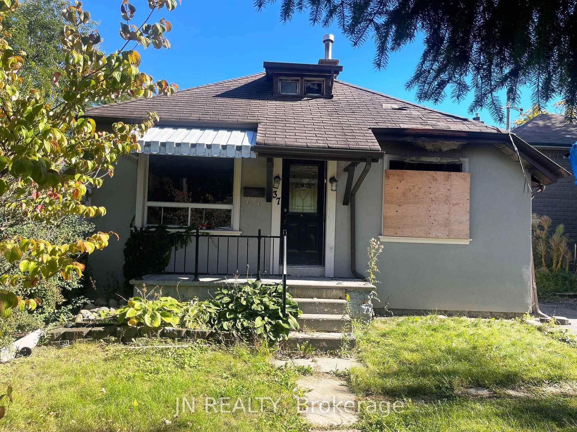 Photo 1 of 37 Rosedale Avenue W, Brampton, Downtown Brampton — HOMEH