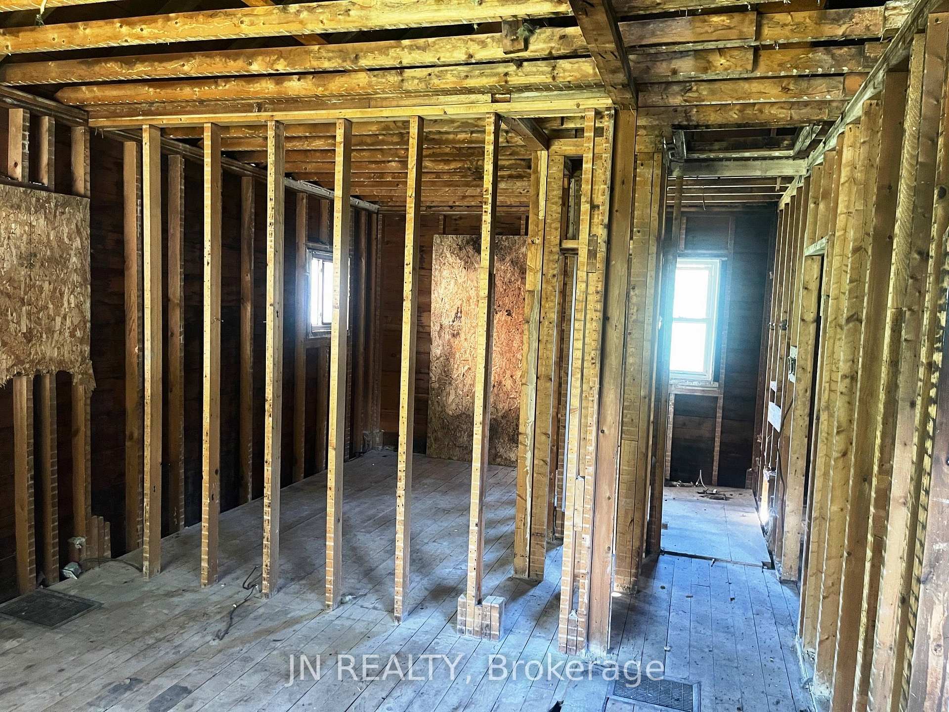 Photo 2 of 37 Rosedale Avenue W, Brampton, Downtown Brampton — HOMEH