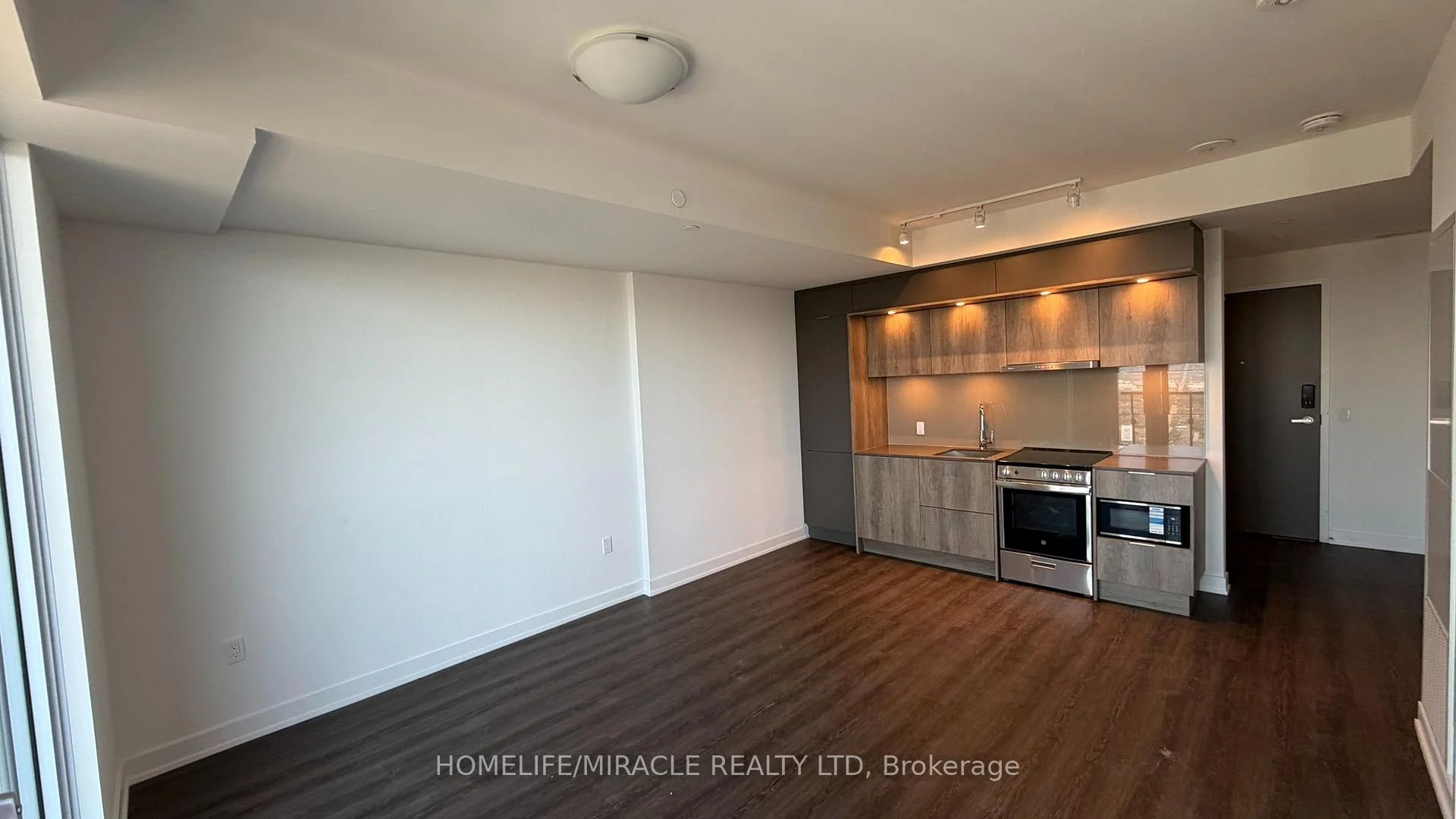 Front of Unit 7304, 448 Burnhamthorpe Road W