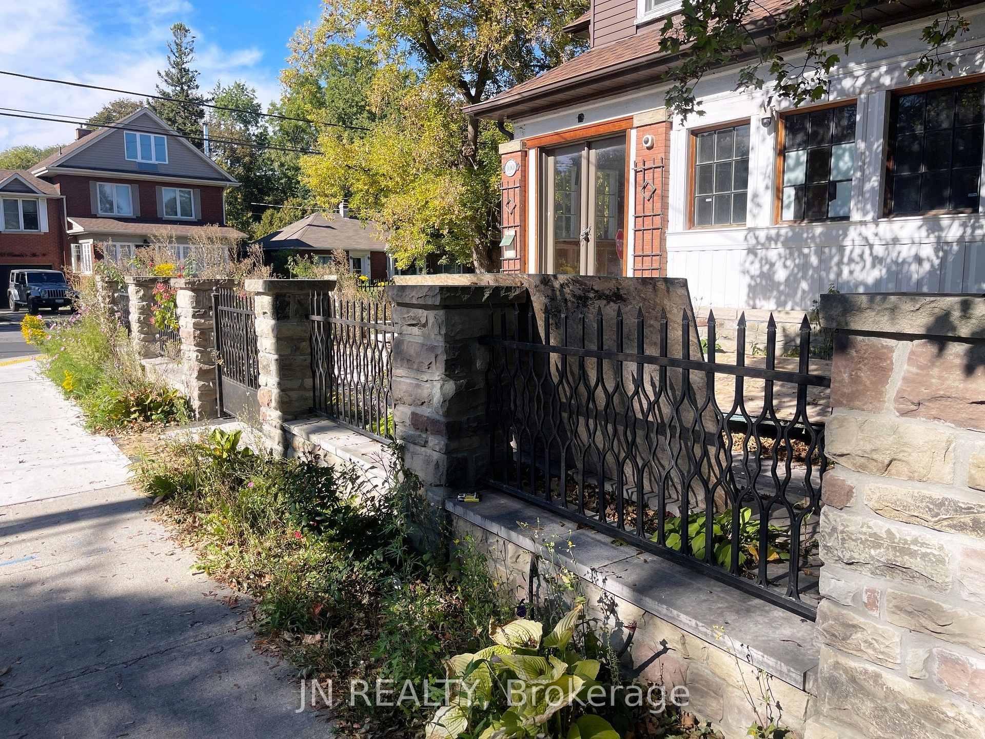 Photo 2 of 100 Mill Street N, Brampton, Downtown Brampton — HOMEH