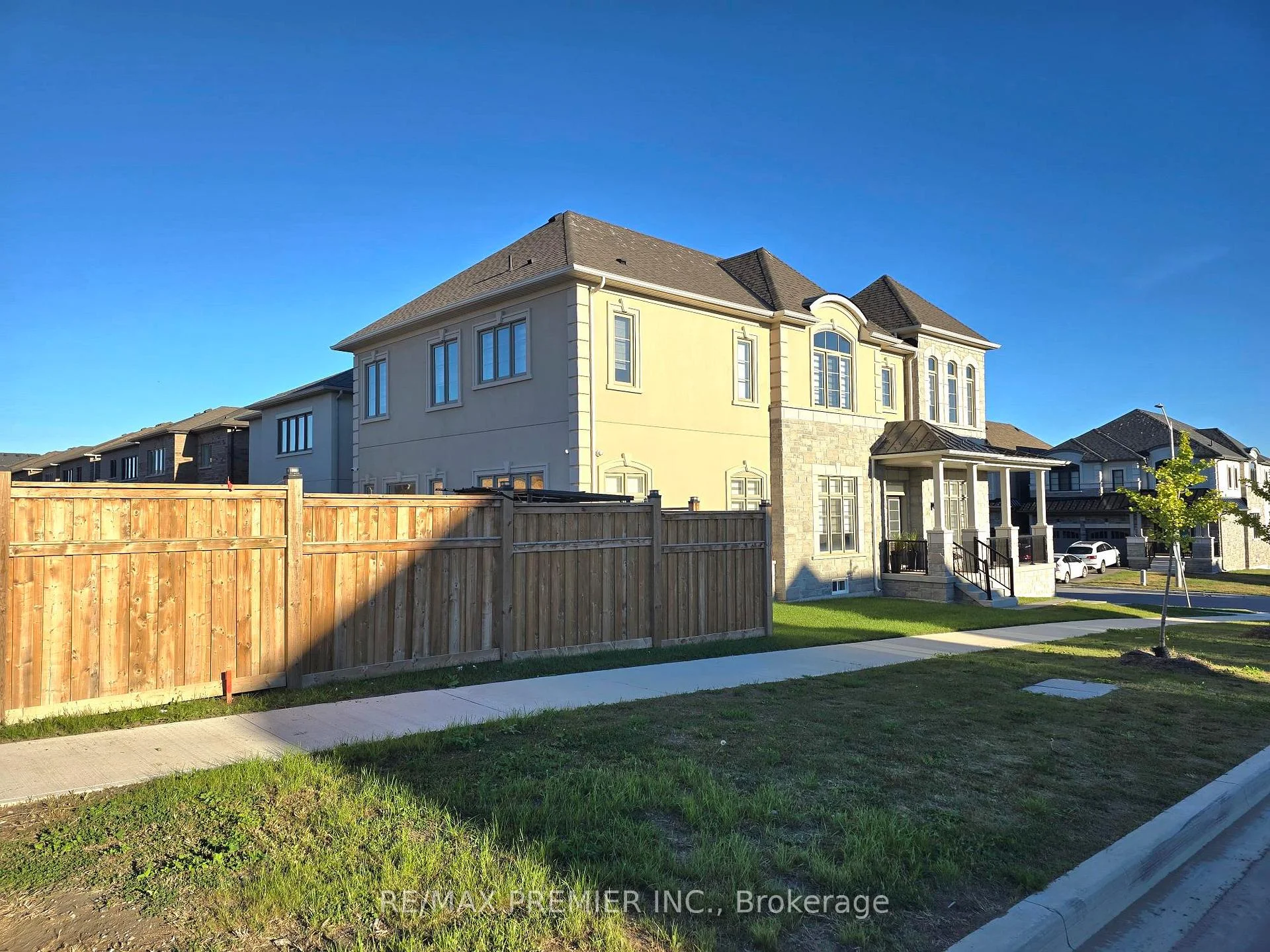 Photo 8 of 106 Ed Ewert Avenue, Clarington, Newcastle — HOMEH