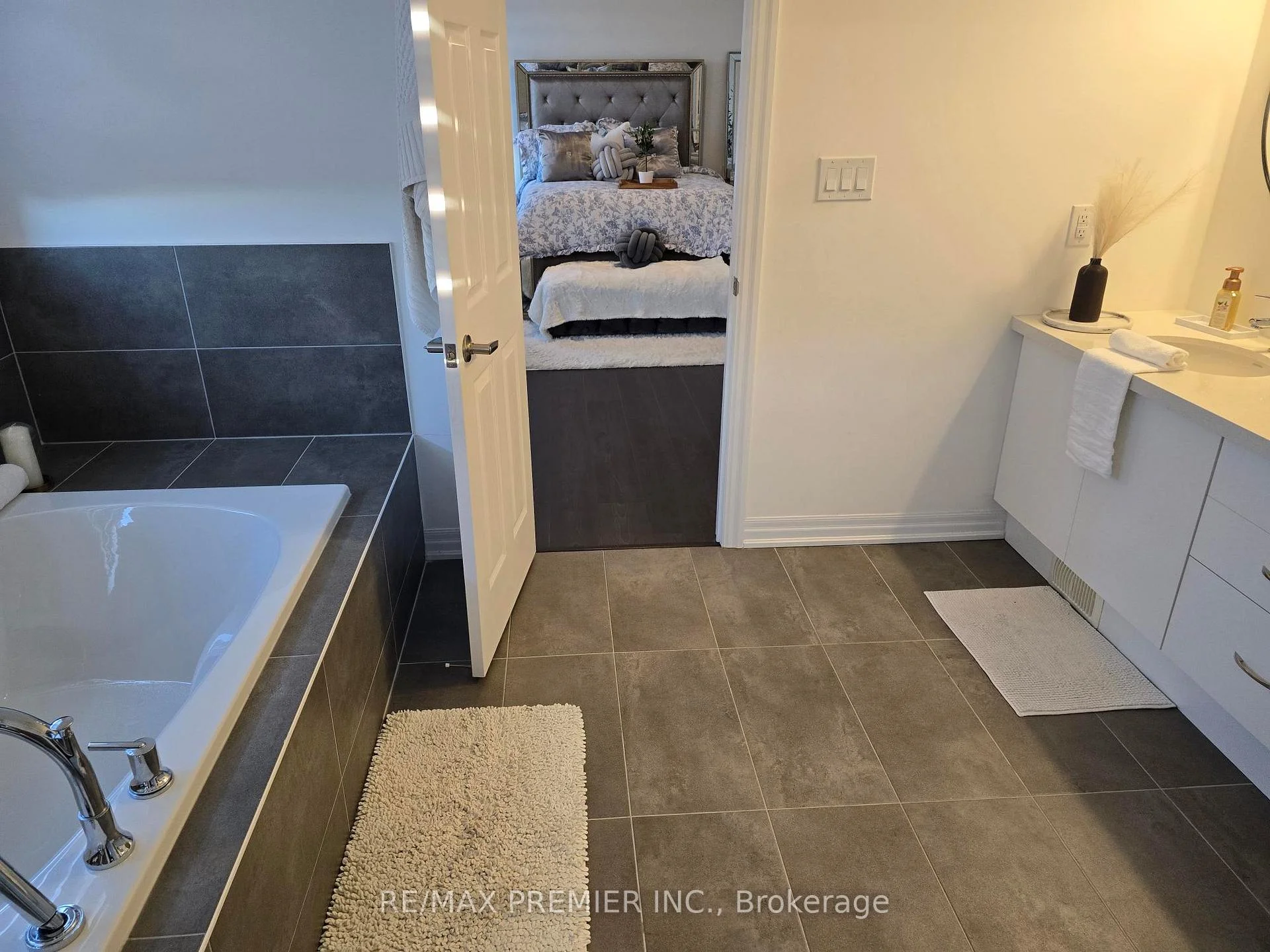 Photo 89 of 106 Ed Ewert Avenue, Clarington, Newcastle — HOMEH