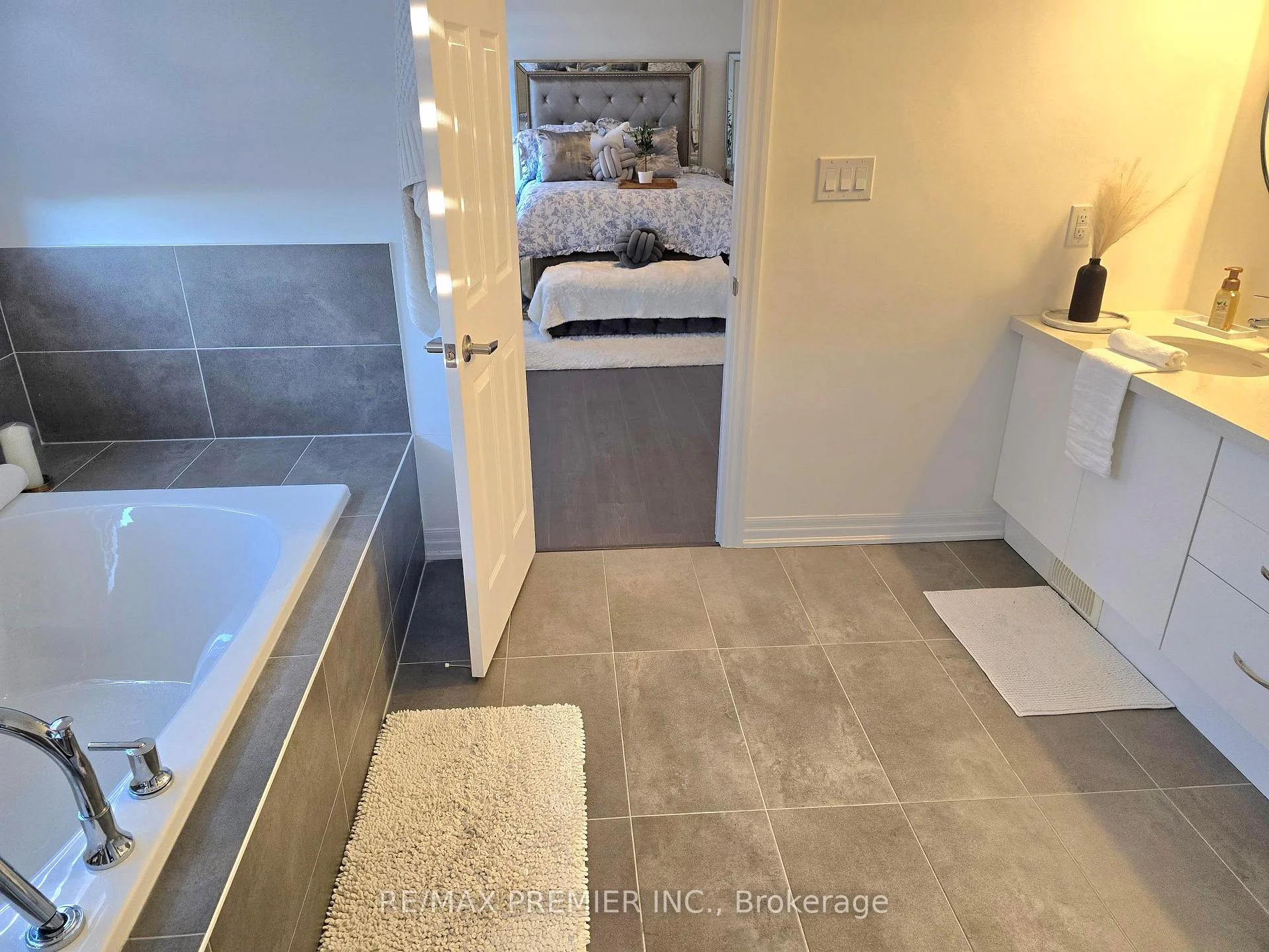 Photo 98 of 106 Ed Ewert Avenue, Clarington, Newcastle — HOMEH