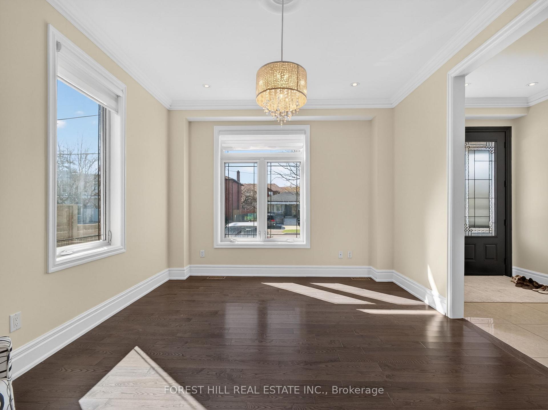 Photo 7 of 114 Regent Road, North York, Downsview-Roding-CFB — HOMEH