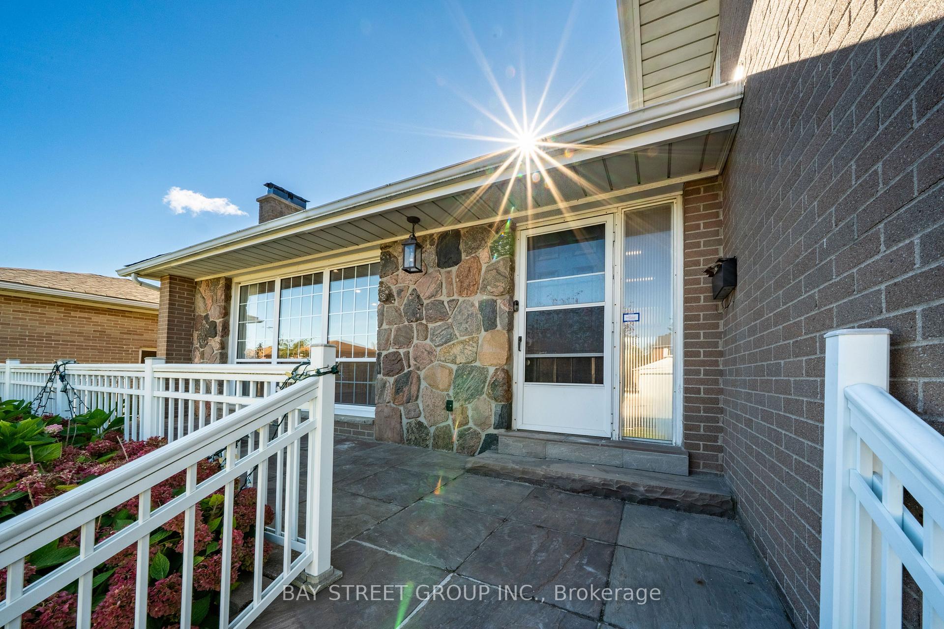 Photo 3 of 203 Cassandra Boulevard, North York, Parkwoods-Donalda — HOMEH