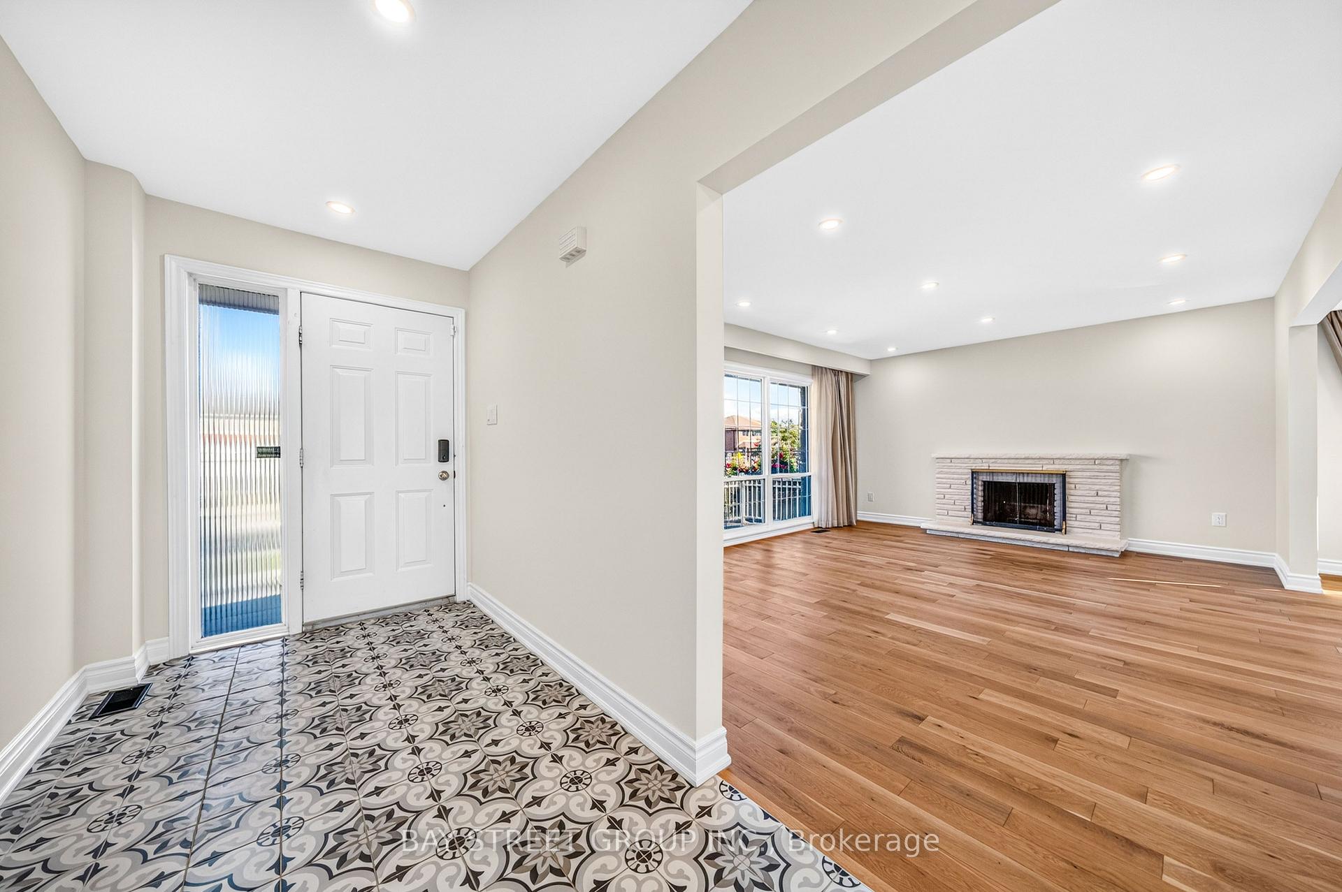 Photo 4 of 203 Cassandra Boulevard, North York, Parkwoods-Donalda — HOMEH