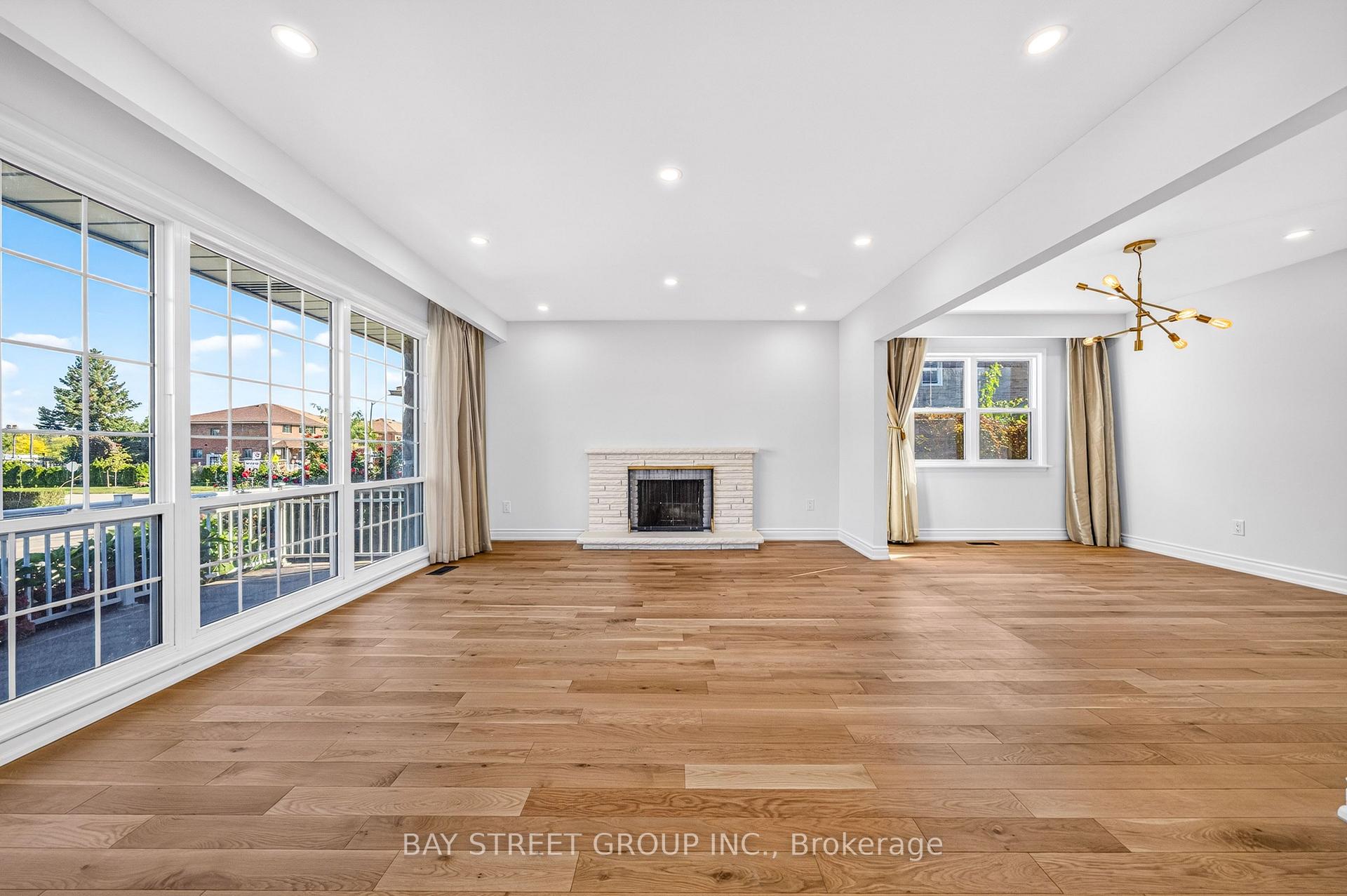 Photo 5 of 203 Cassandra Boulevard, North York, Parkwoods-Donalda — HOMEH