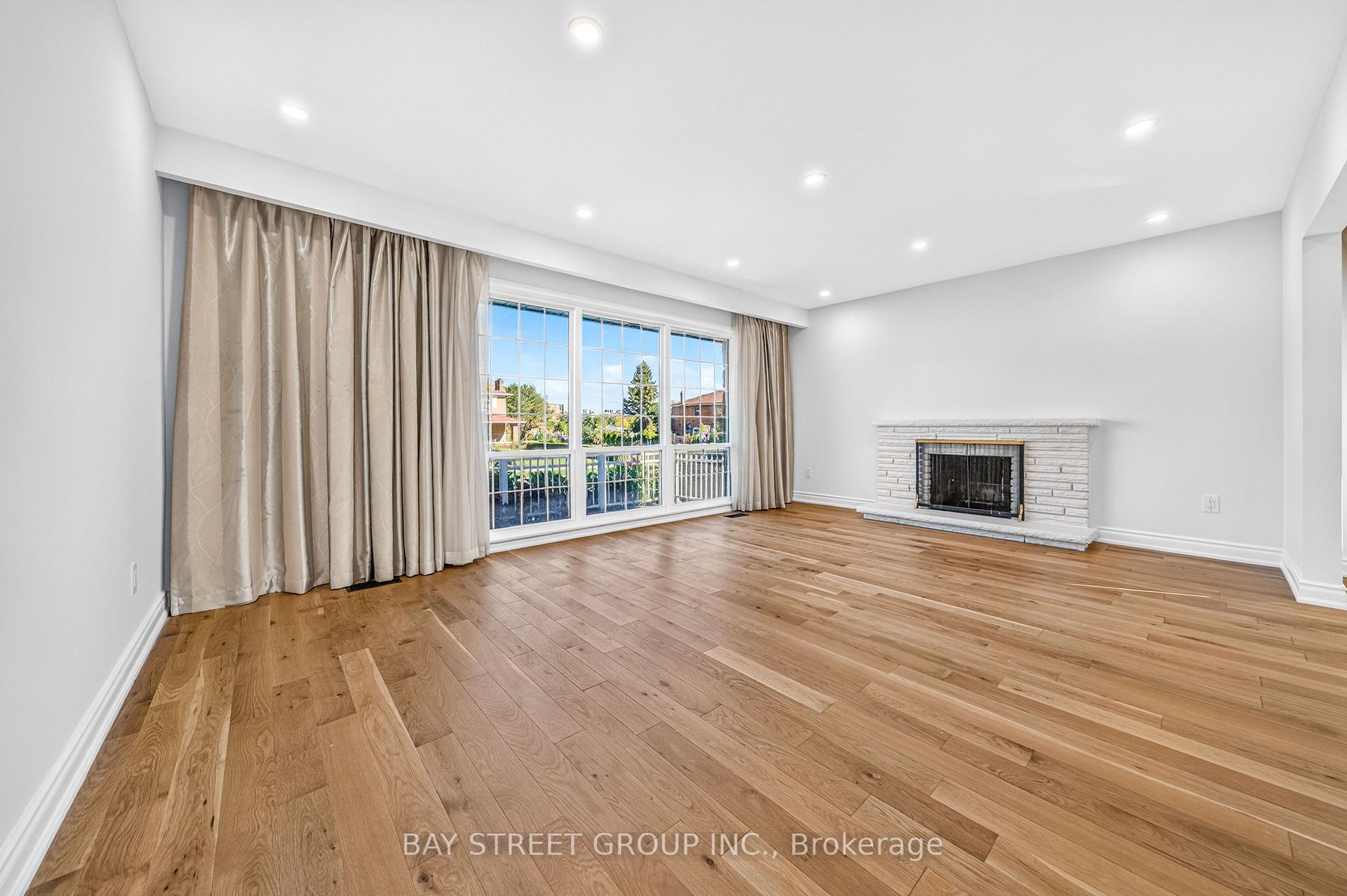 Photo 6 of 203 Cassandra Boulevard, North York, Parkwoods-Donalda — HOMEH