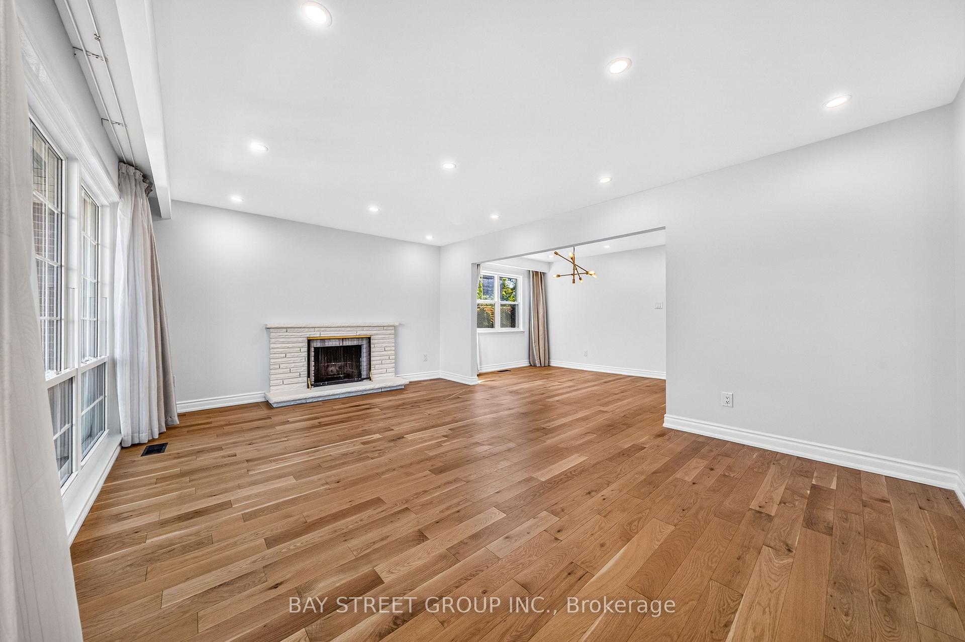 Photo 7 of 203 Cassandra Boulevard, North York, Parkwoods-Donalda — HOMEH