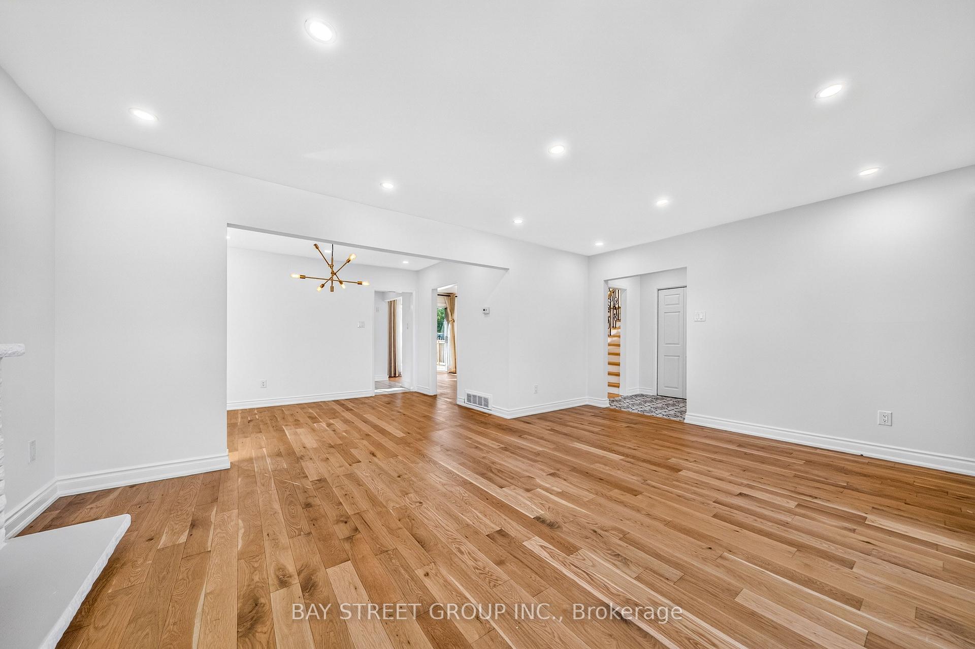Photo 9 of 203 Cassandra Boulevard, North York, Parkwoods-Donalda — HOMEH