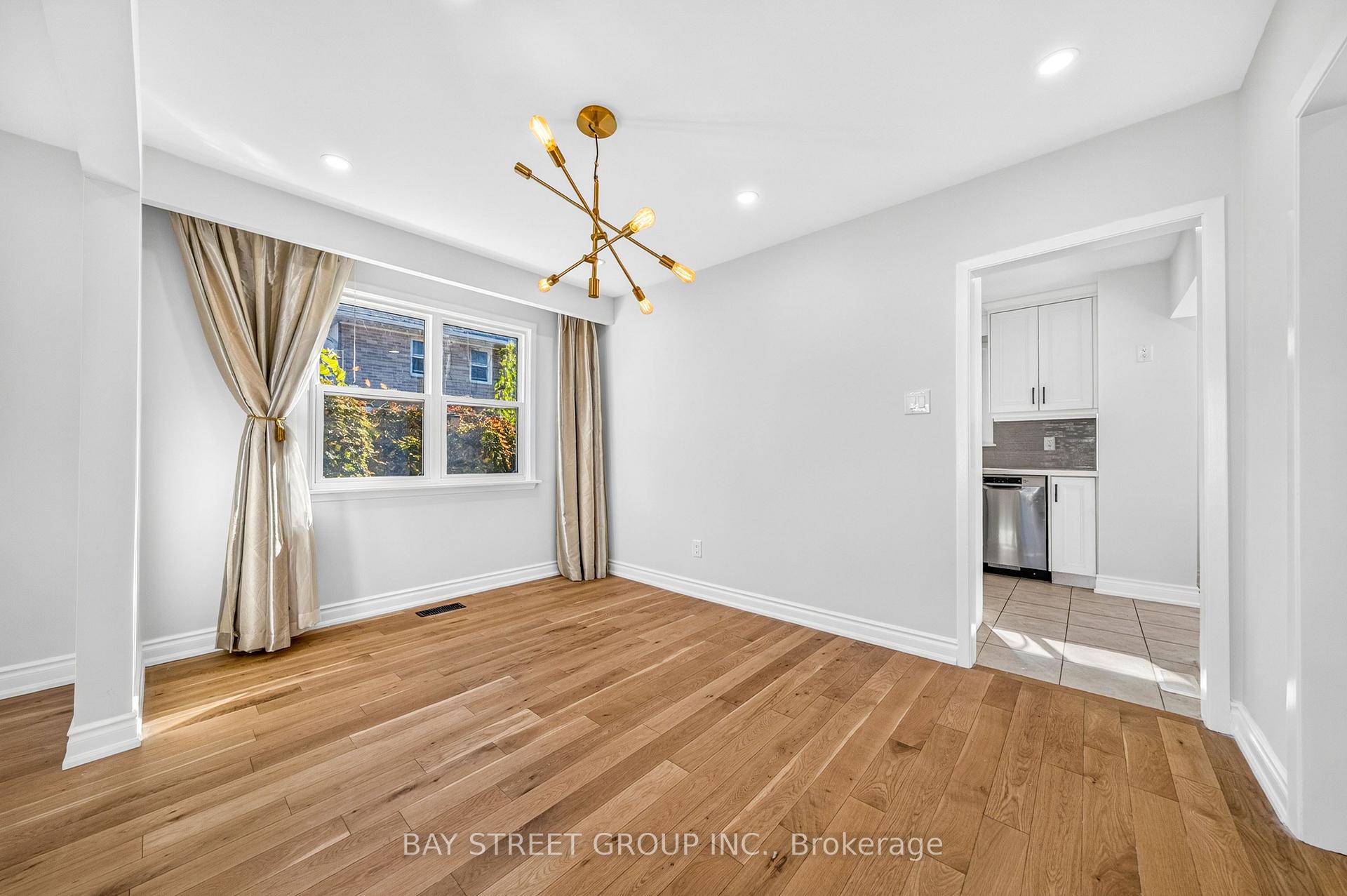 Photo 10 of 203 Cassandra Boulevard, North York, Parkwoods-Donalda — HOMEH