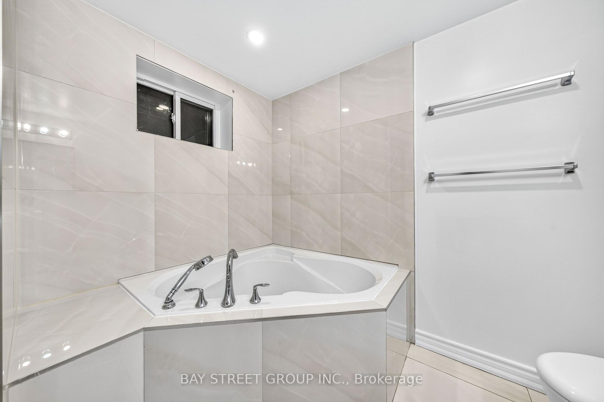Photo 39 of 203 Cassandra Boulevard, North York, Parkwoods-Donalda — HOMEH