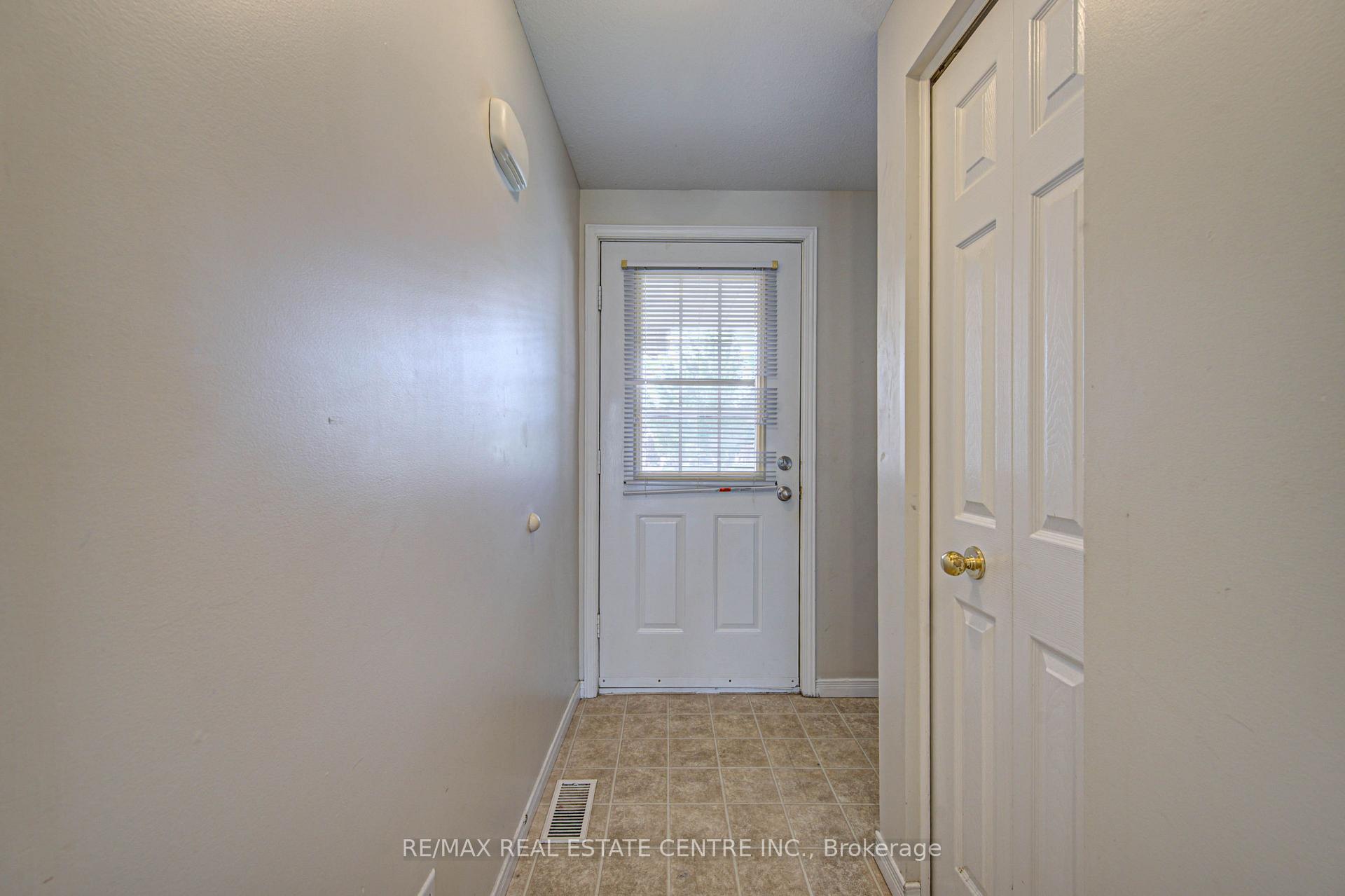 Photo 5 of 155 Highbrook Street, Kitchener, Laurentian Hills/Country Hills W — HOMEH