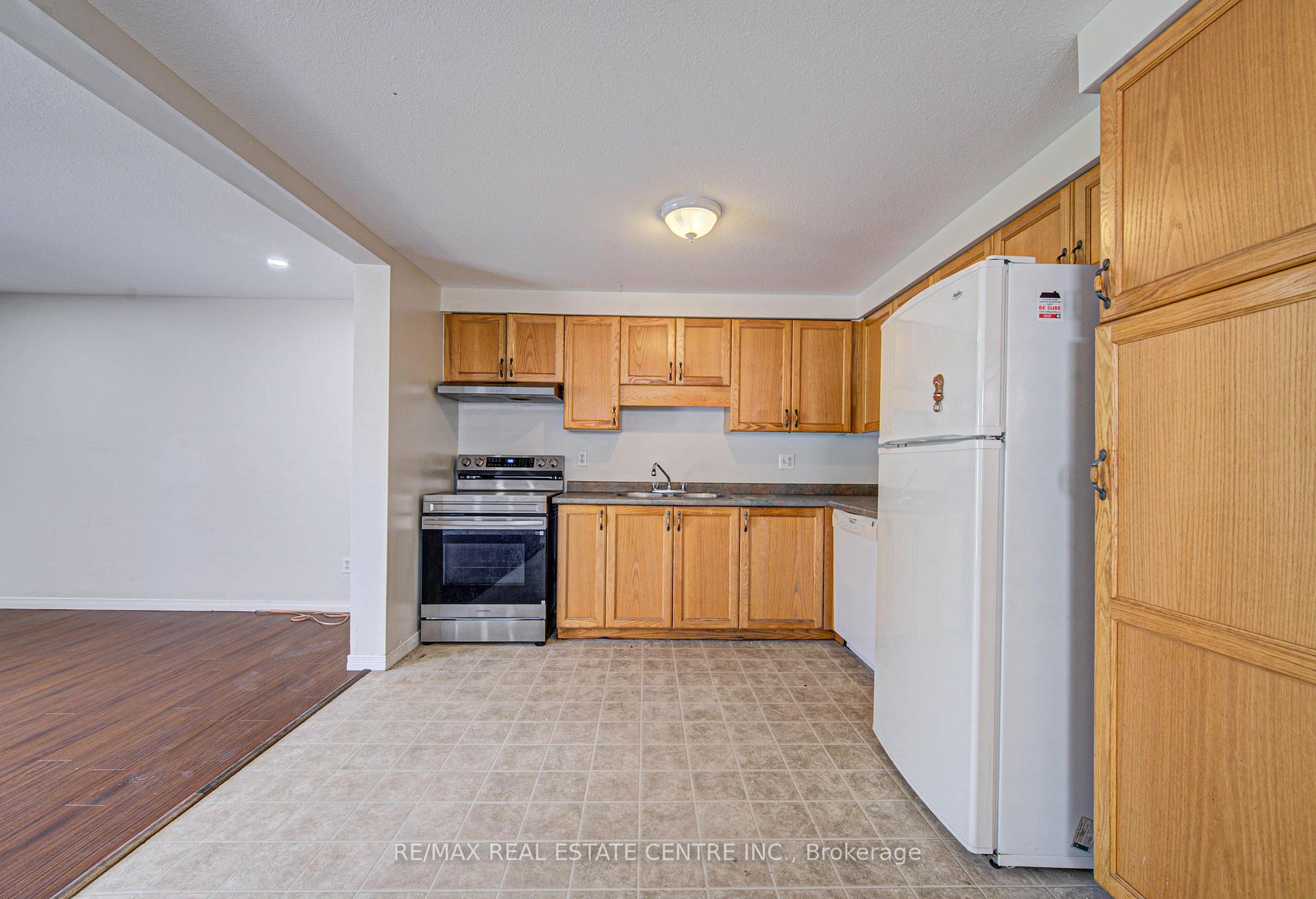 Photo 8 of 155 Highbrook Street, Kitchener, Laurentian Hills/Country Hills W — HOMEH