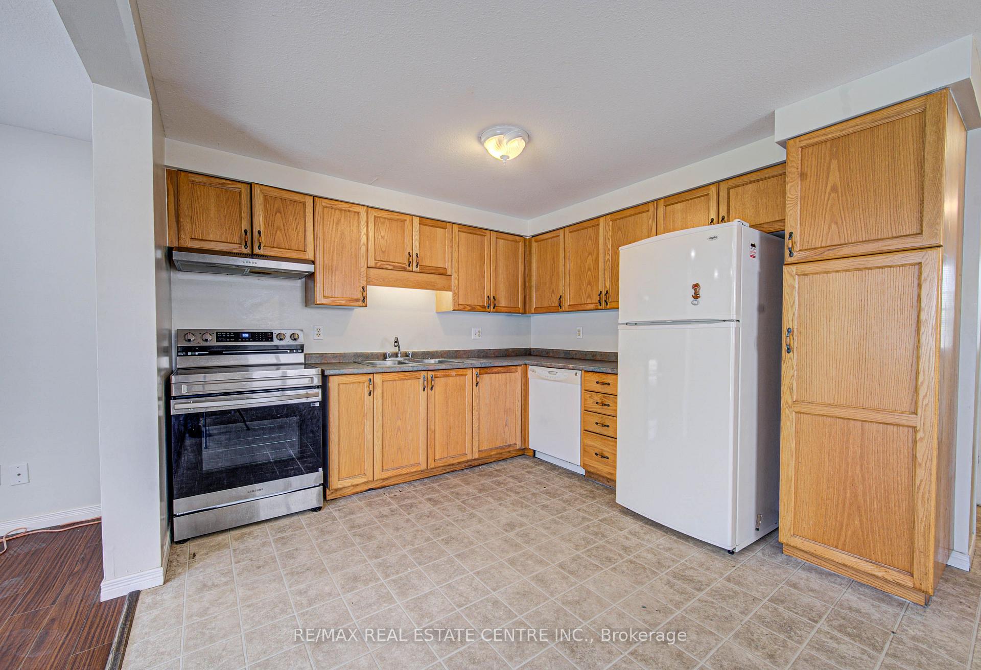 Photo 9 of 155 Highbrook Street, Kitchener, Laurentian Hills/Country Hills W — HOMEH