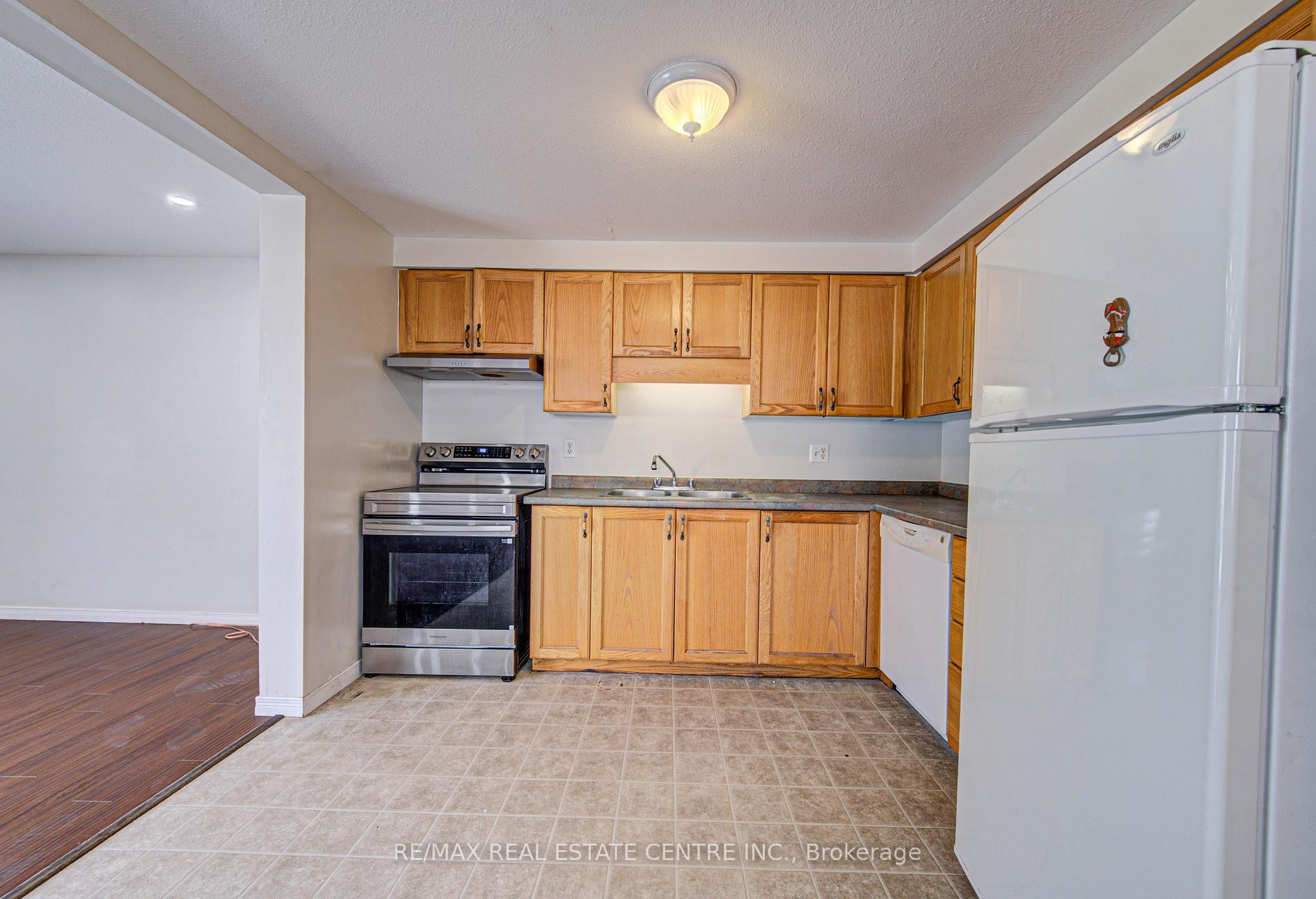 Photo 10 of 155 Highbrook Street, Kitchener, Laurentian Hills/Country Hills W — HOMEH